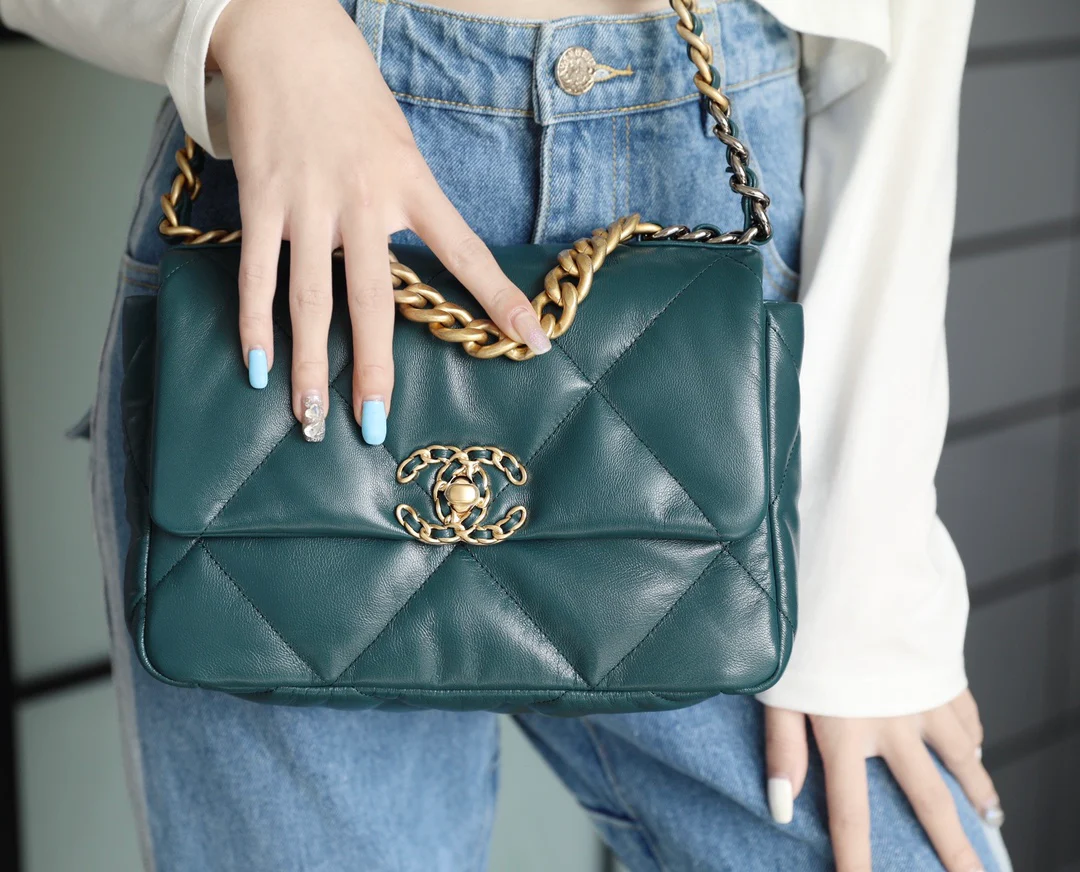 Сумка Chanel 19 — маленькая, темно-зеленая.