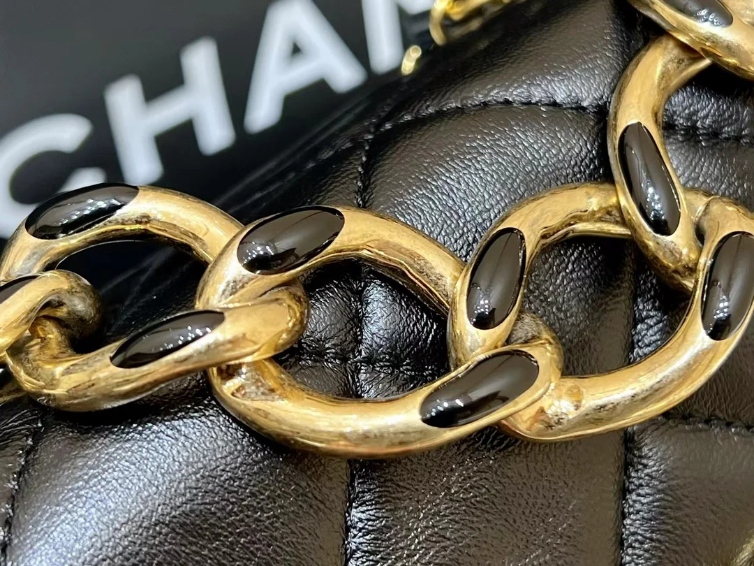 Коллекция Chanel 2022 Métiers d'Art — Сумка-гармошка на массивной цепочке — Мини