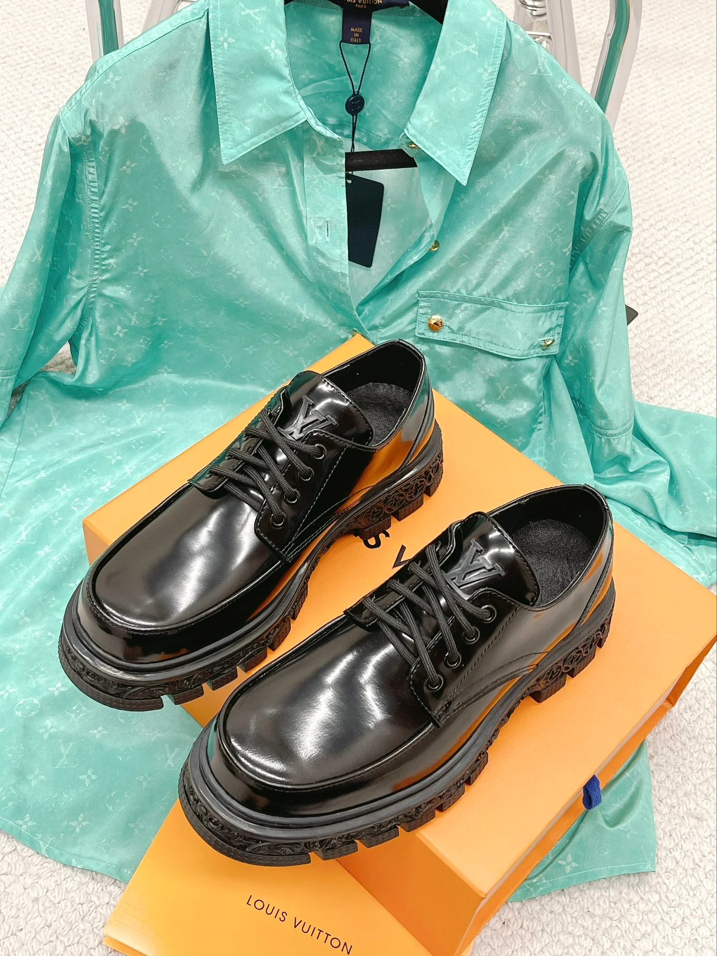 Новинка сезона осень/зима 2022 — мужские кожаные туфли с открытым большим пальцем стопы.