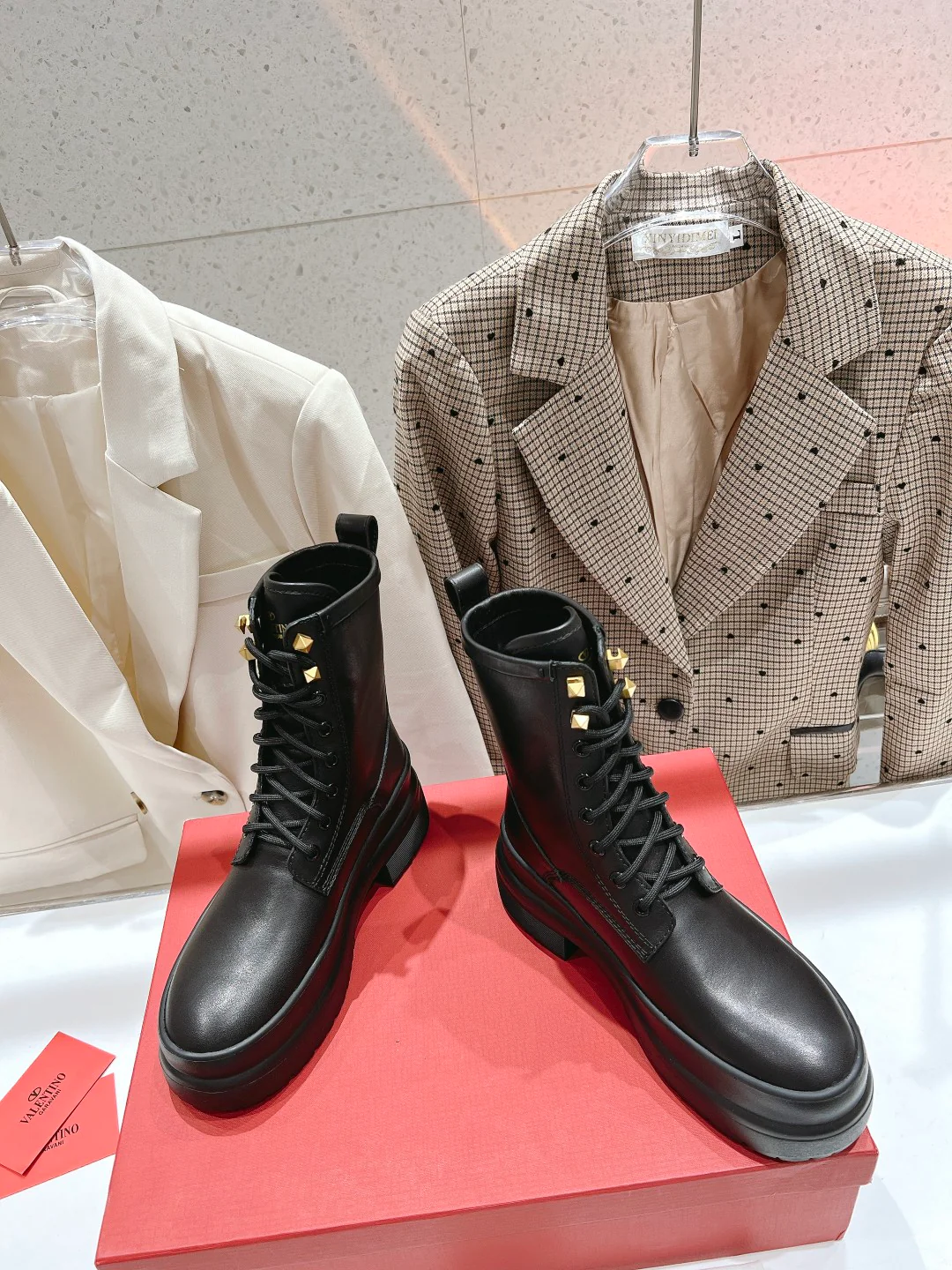 Ботинки Valentino на шнуровке до середины икры в стиле милитари - черные