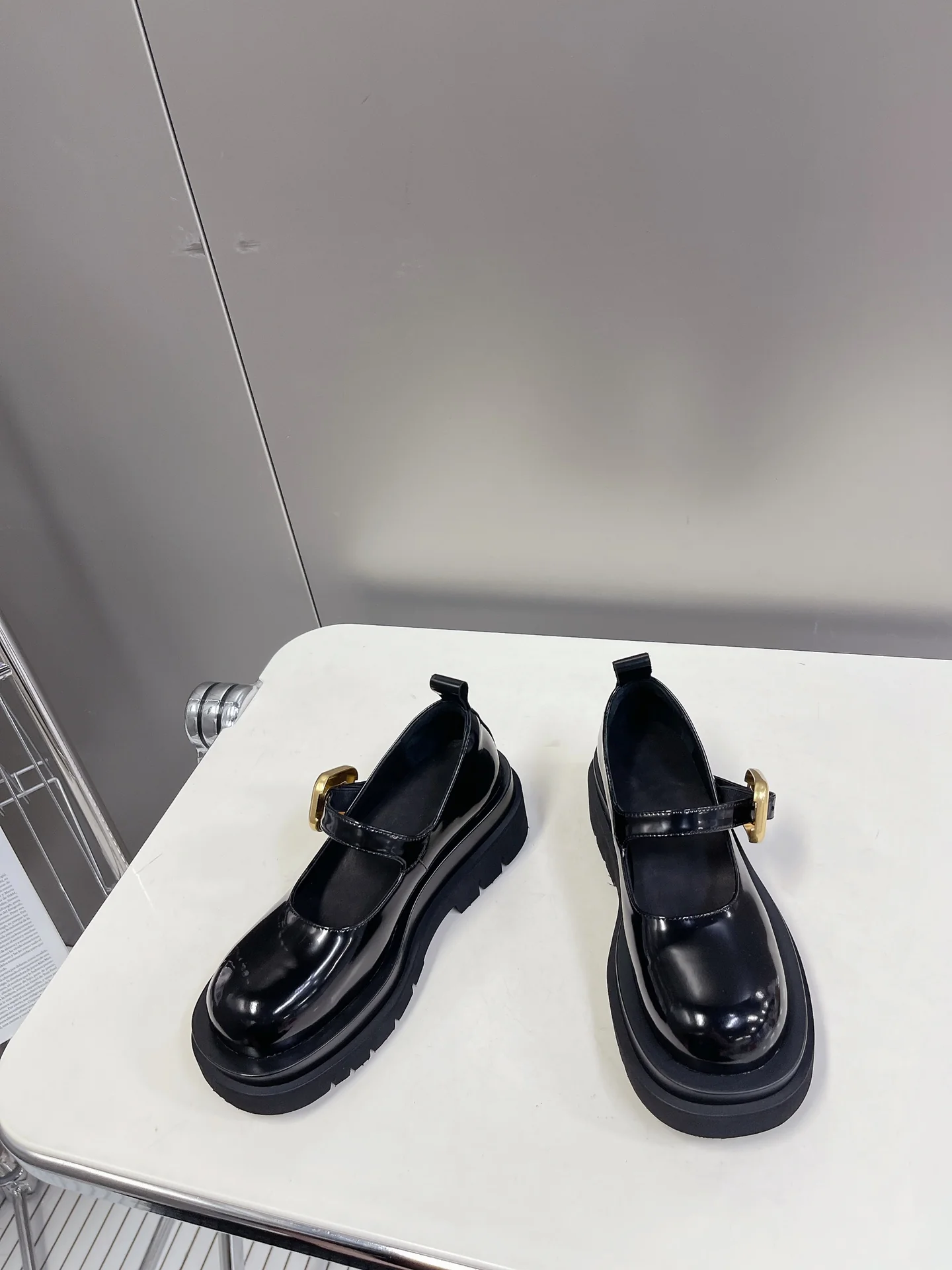 Новинка сезона весна/лето 2023 от BV - туфли Мэри Джейн с большой головой.