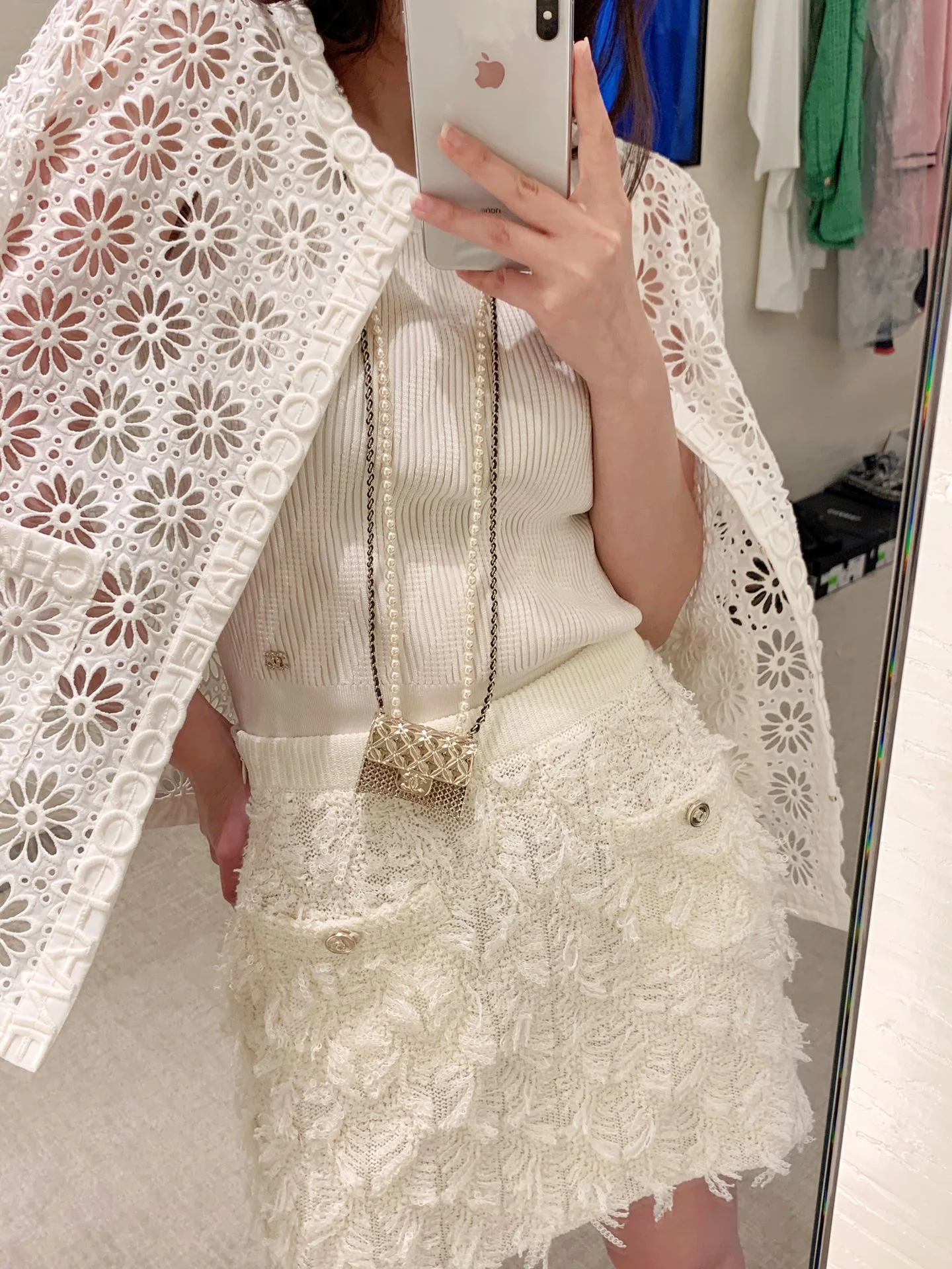 Металлическая сумка Chanel с жемчужной цепочкой