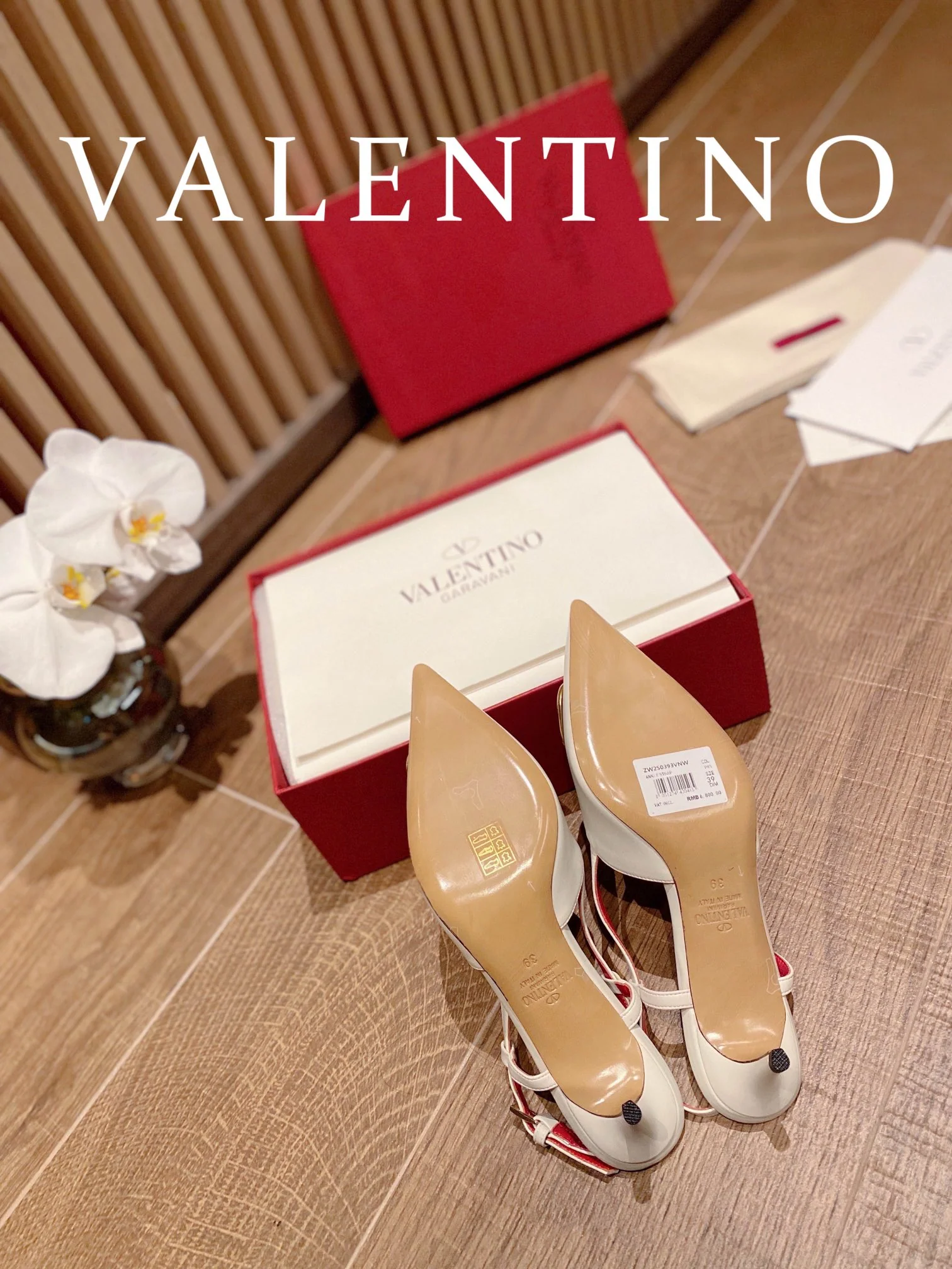 Valentino - Белые туфли на низком каблуке с острым носком