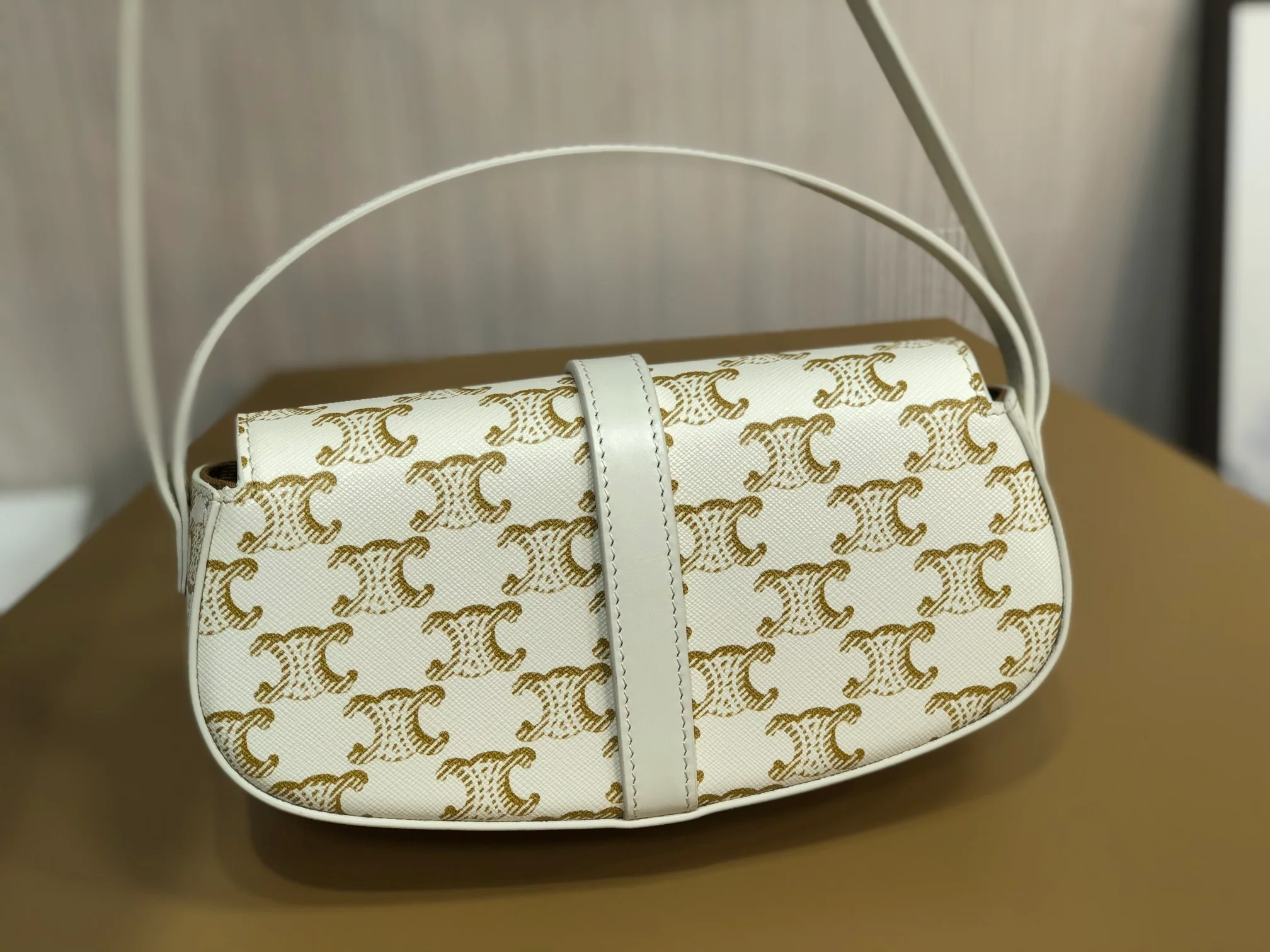 Мини-клатч Celine Taboo с замком в форме замка — белый с монограммой.