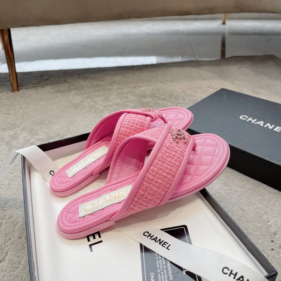 Новинка сезона весна/лето 2023 от Chanel - шерстяные тапочки с вышитым ромбовидным узором - розовые.