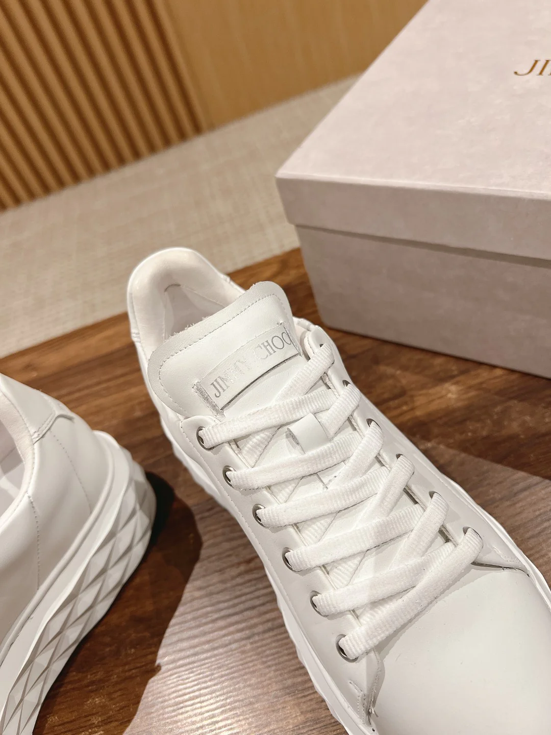 Обувь марки JC - повседневная модель 2024 года - белая.