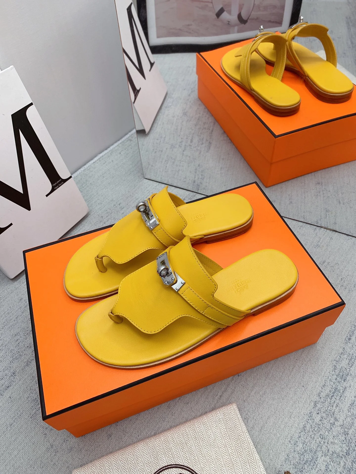 Новинка осенне-зимней коллекции Hermes — шлепанцы.