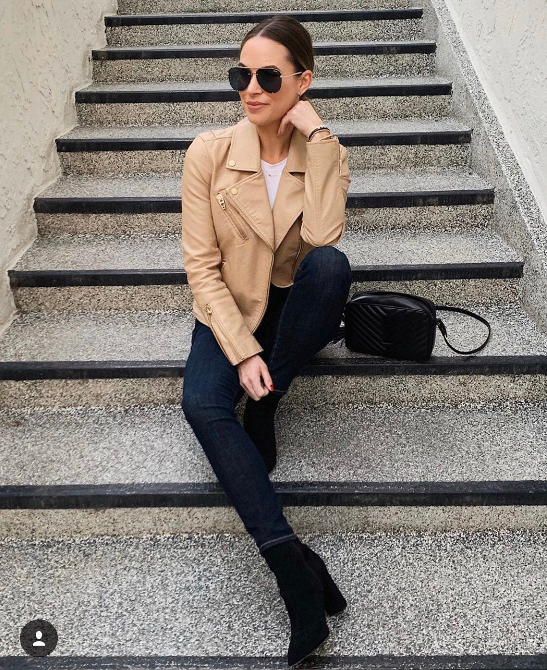 Фотосумка YSL Lou Bag — черная с черной пряжкой.