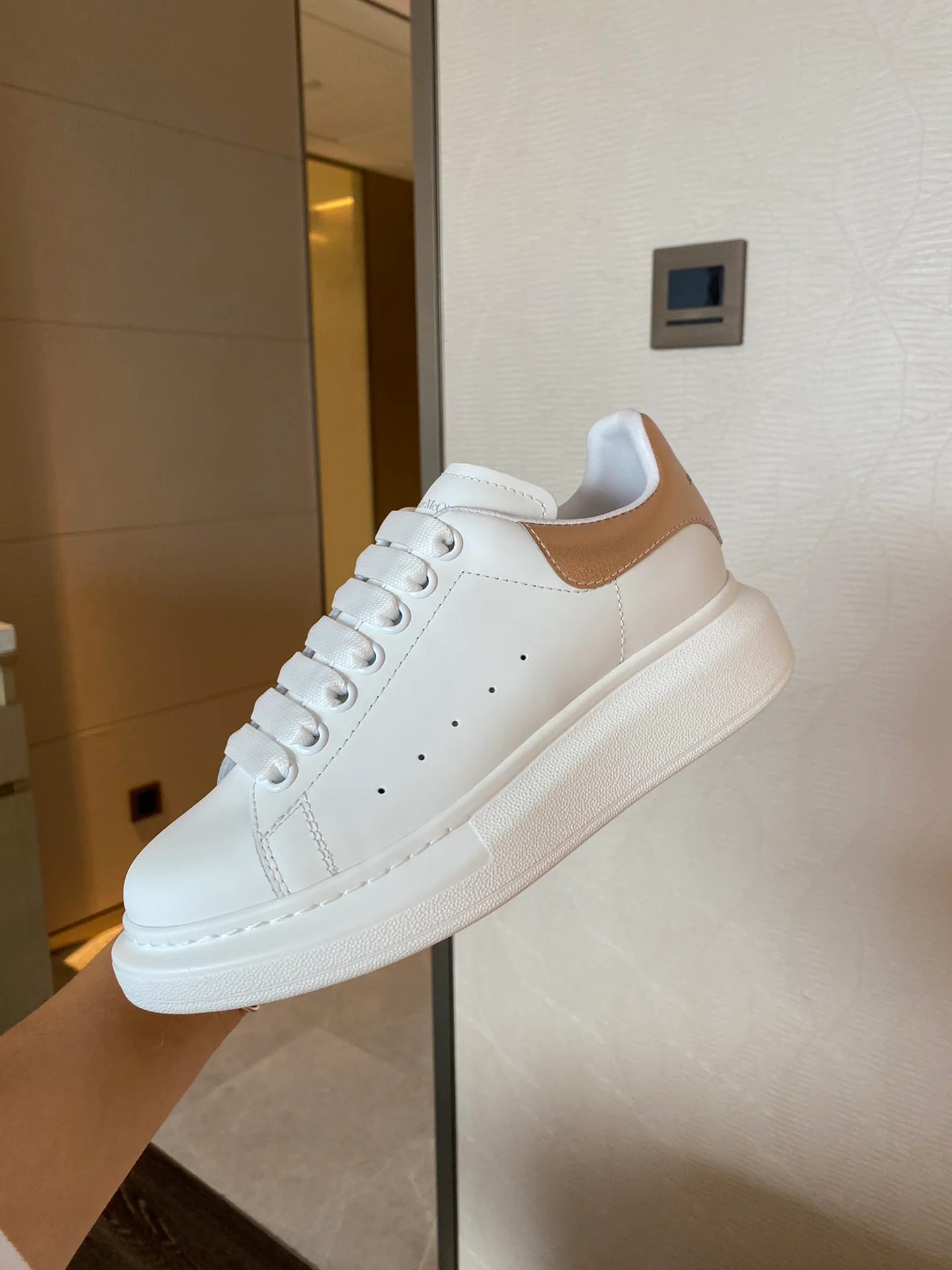 Классические белые кроссовки McQueen - ярко-оранжевые