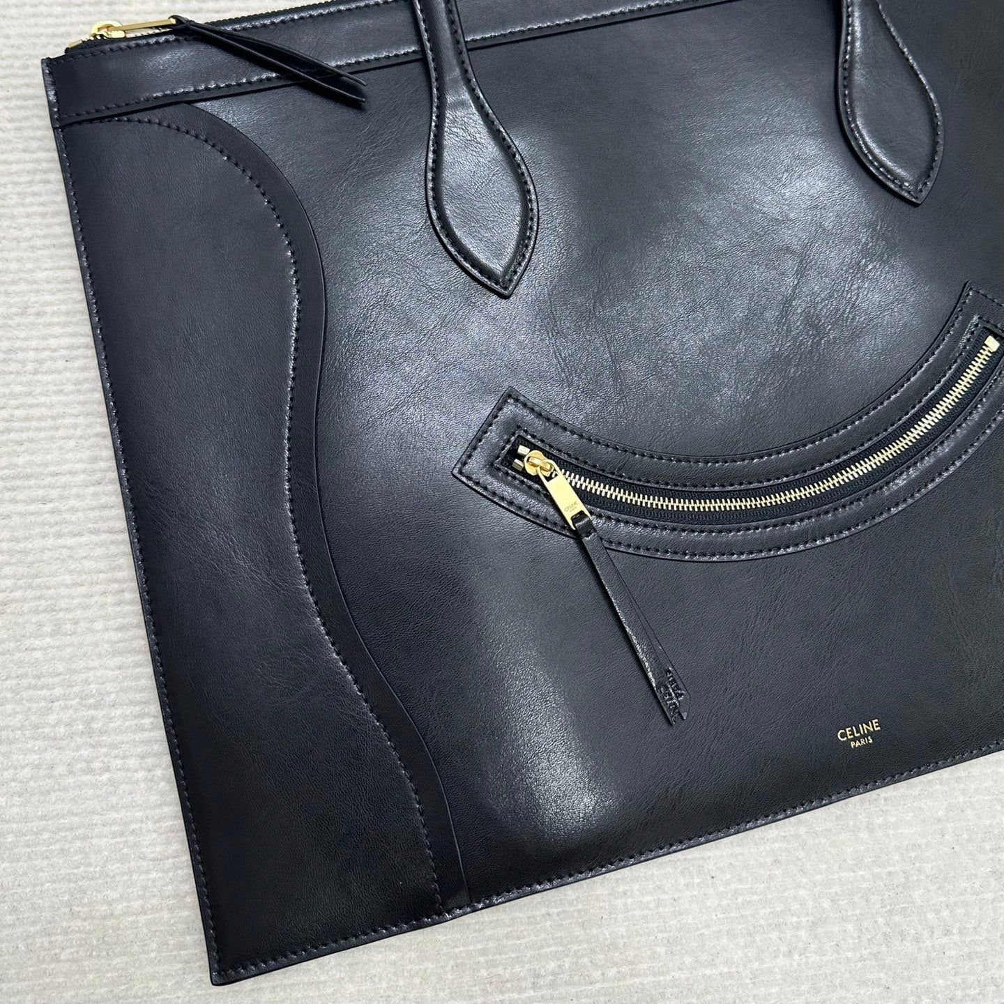 Новинка сезона весна/лето 2026 от Celine - Сумка с изображением смайлика - Черная