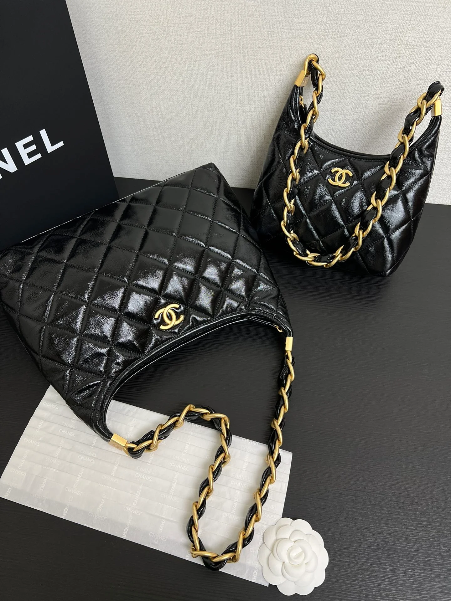 Сумка-хобо Chanel 24a под мышкой - черная