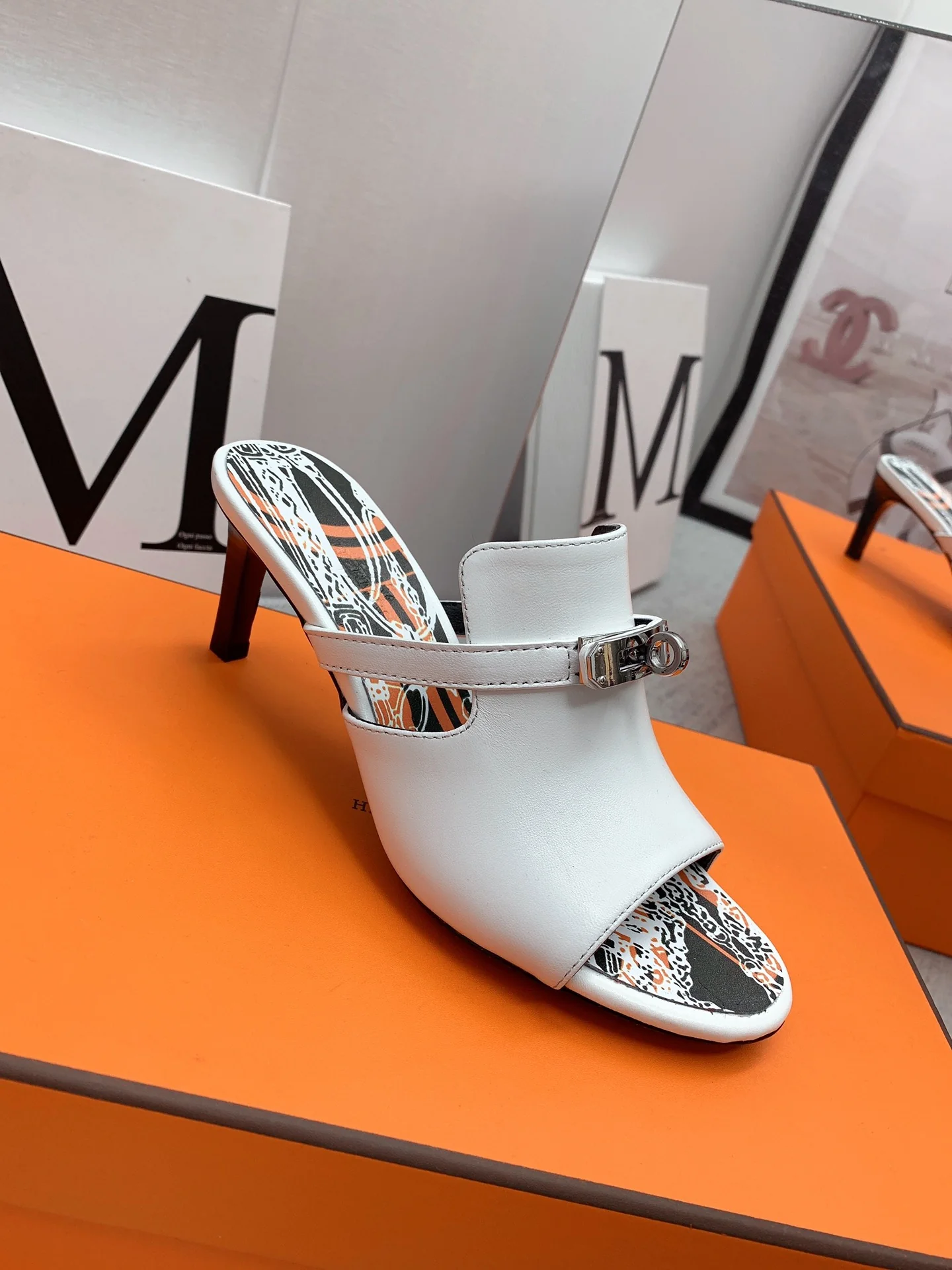 Новинка сезона осень/зима 2022 от Hermes - сандалии на высоком каблуке с открытым носком - 1