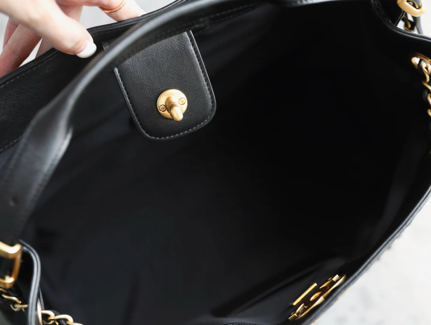 Chanel - ??? - Горизонтальная сумка-шоппер из телячьей кожи - Черная с золотой фурнитурой