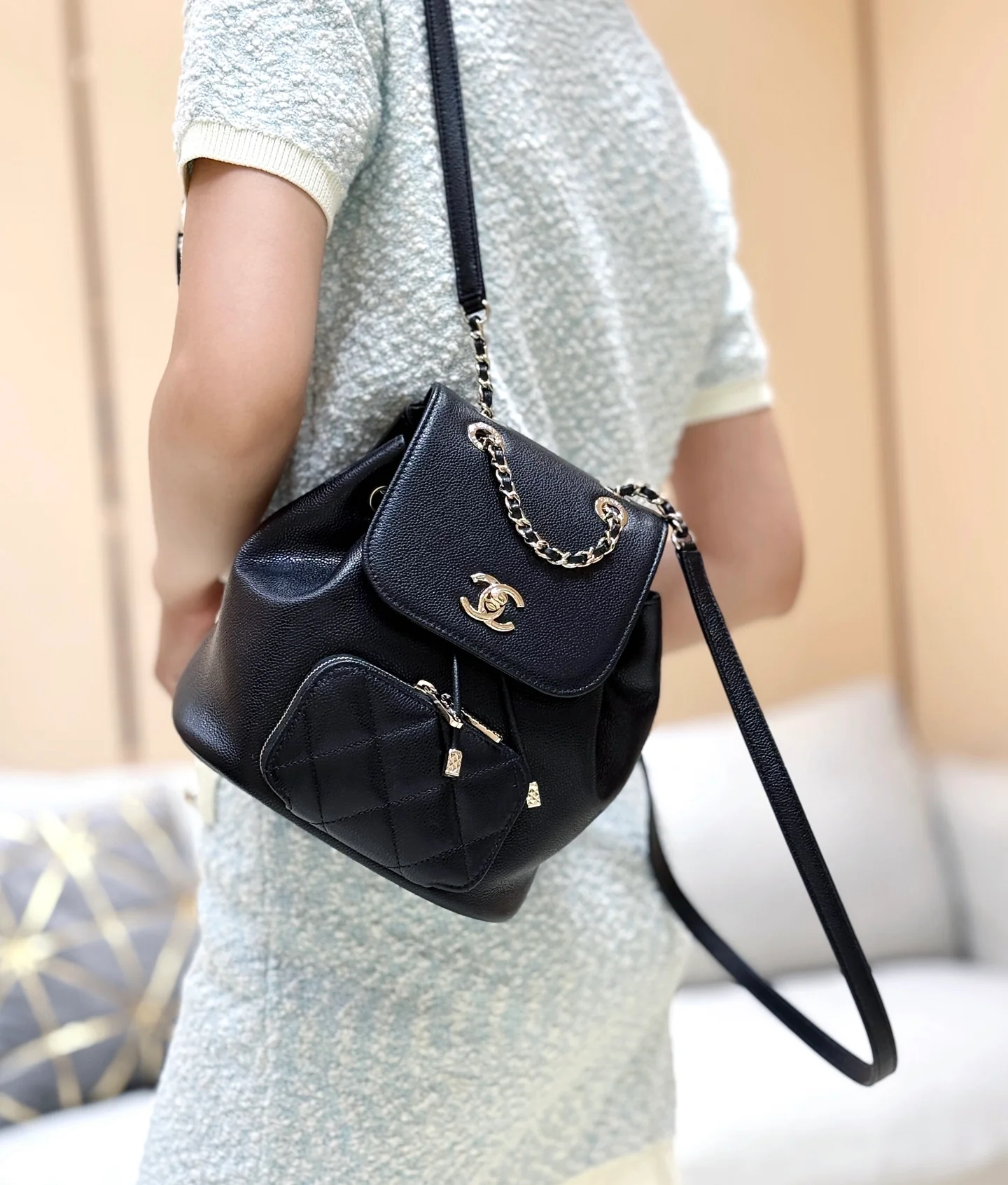 Рюкзак Chanel 25b из кожи личи, черный с золотой фурнитурой.