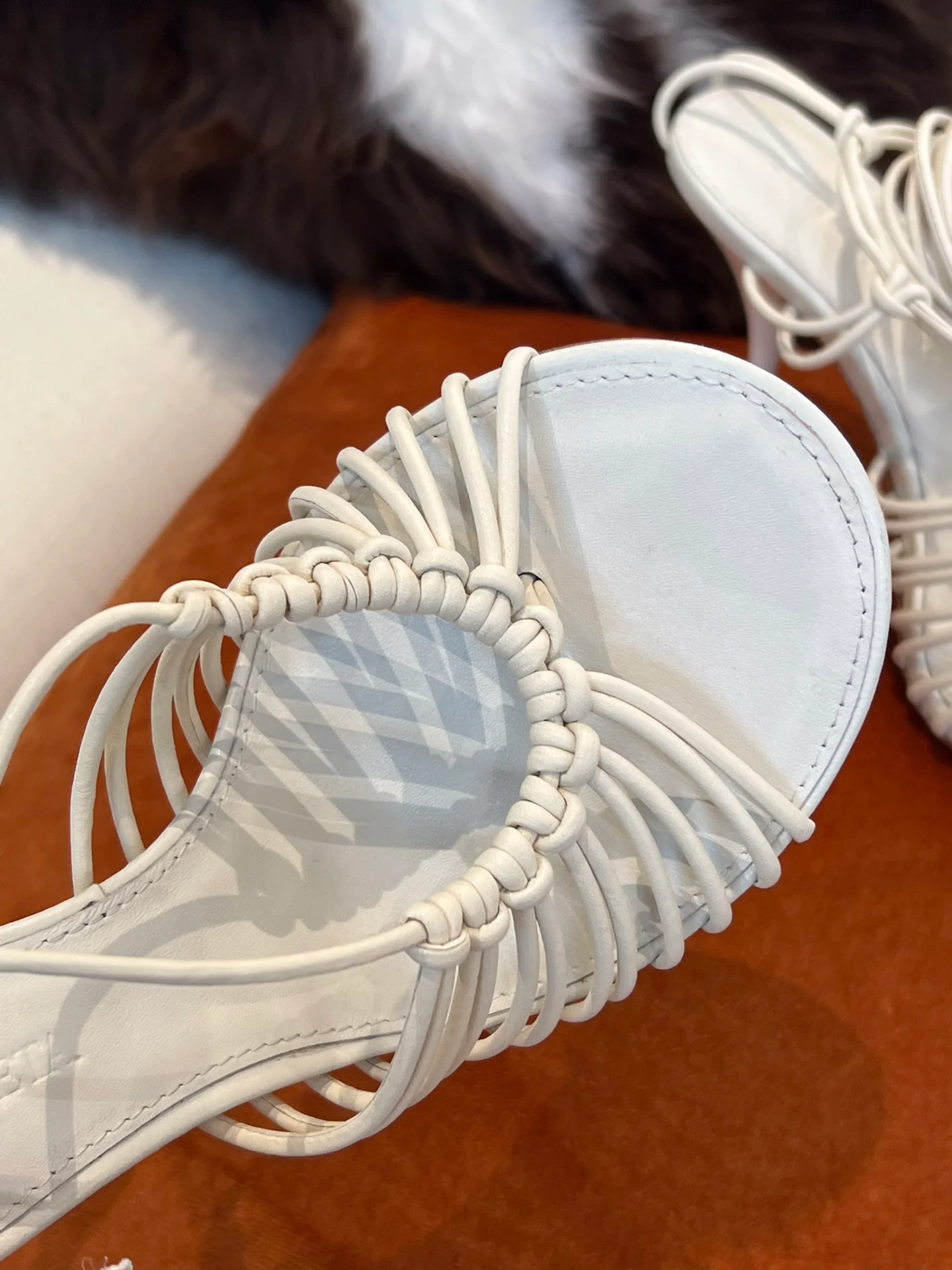 BV - Белые босоножки на высоком каблуке с ремешками