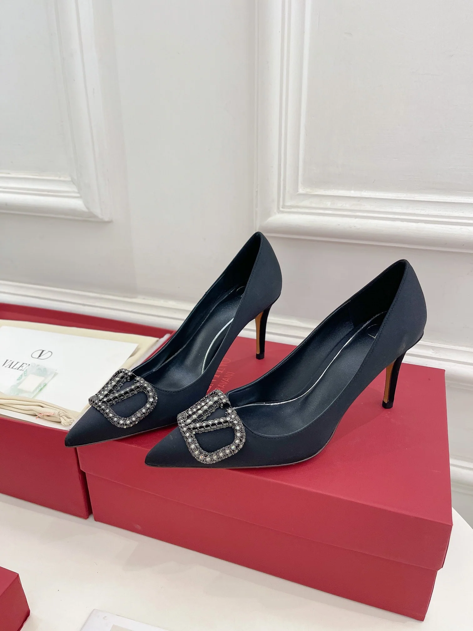 Новинка лета 2023 от Valentino - Коллекция Roman Stud - Туфли на высоком каблуке с бриллиантовой пряжкой - 5 см