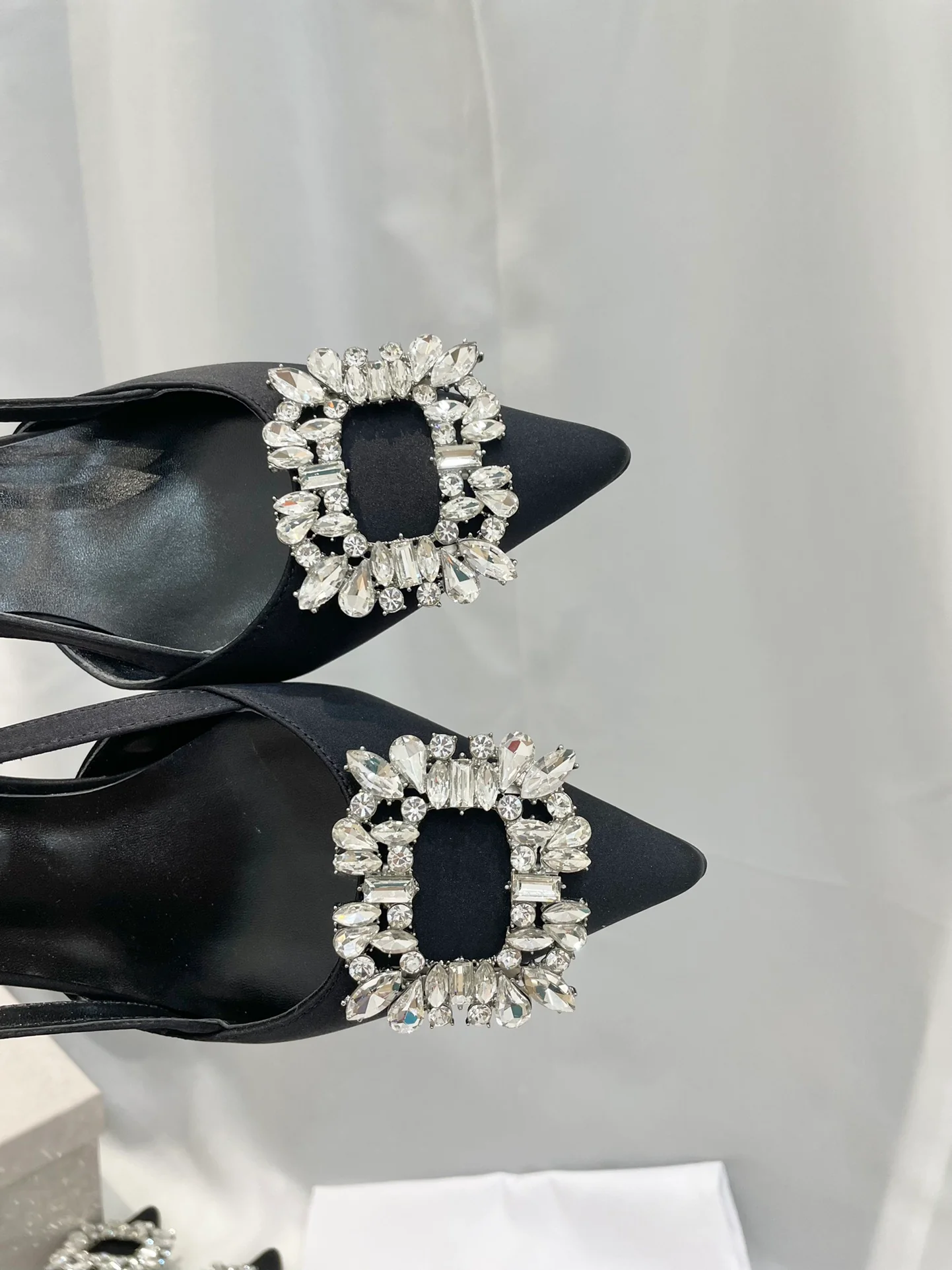 Туфли на высоком каблуке Jimmy Goddess Series с бриллиантовой пряжкой - Черные