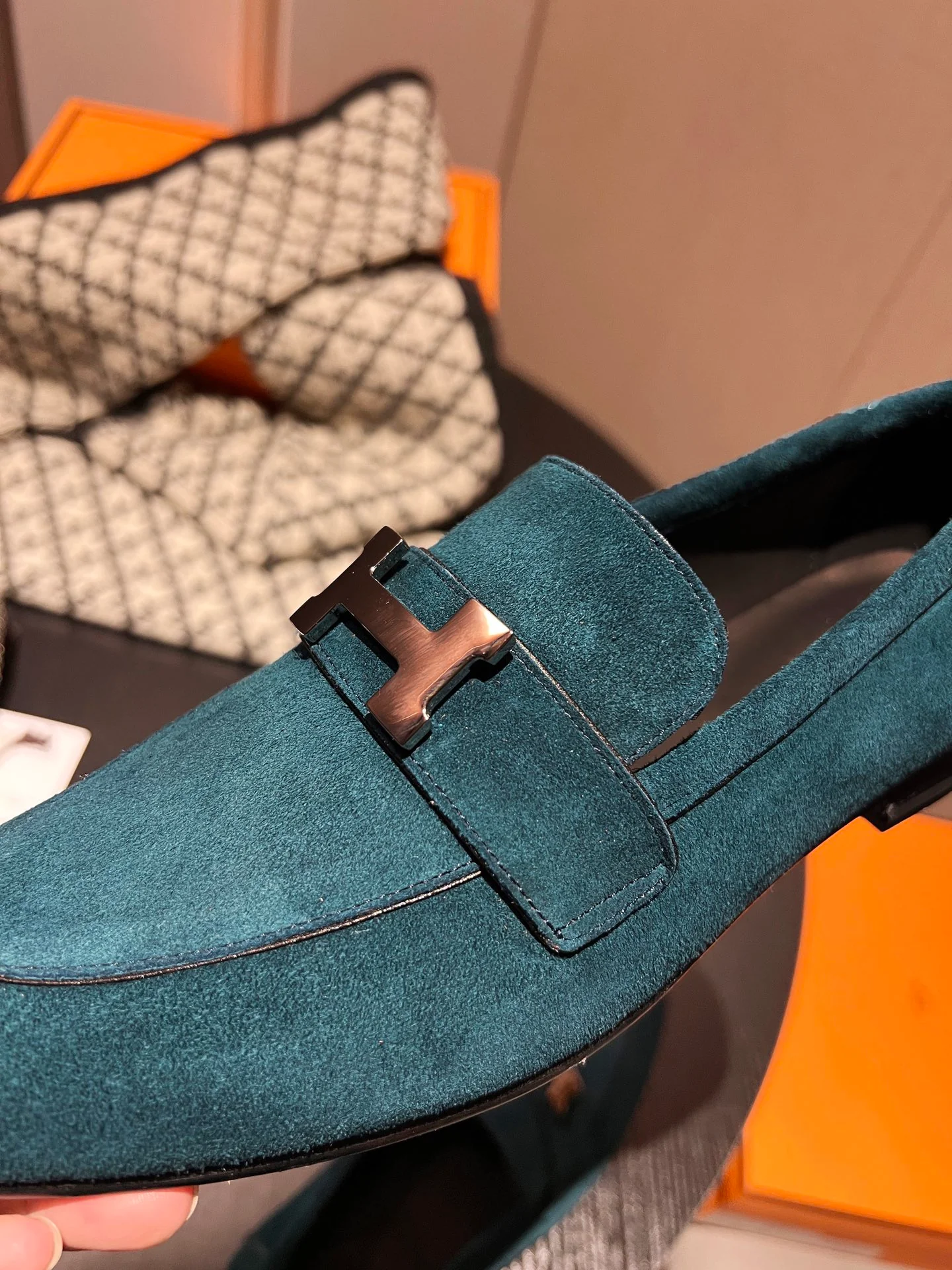 Новинка от Hermes весна/лето 2022: лоферы ручной работы, синие.