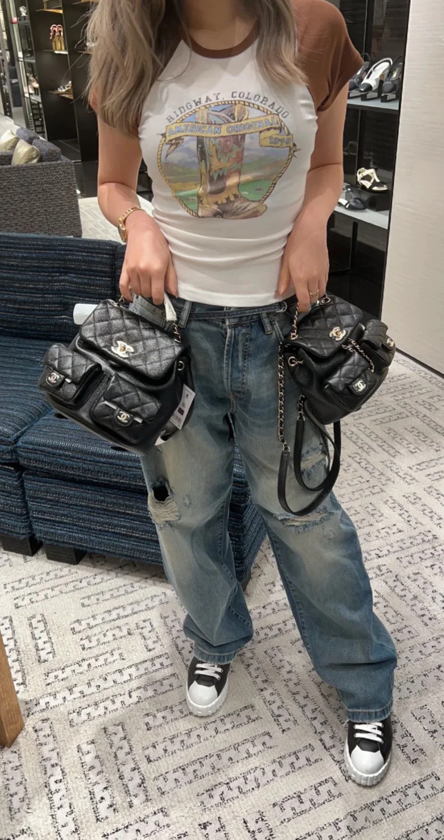 Кожаная мини-куртка Chanel 23p Duma с открытыми плечами, черная.