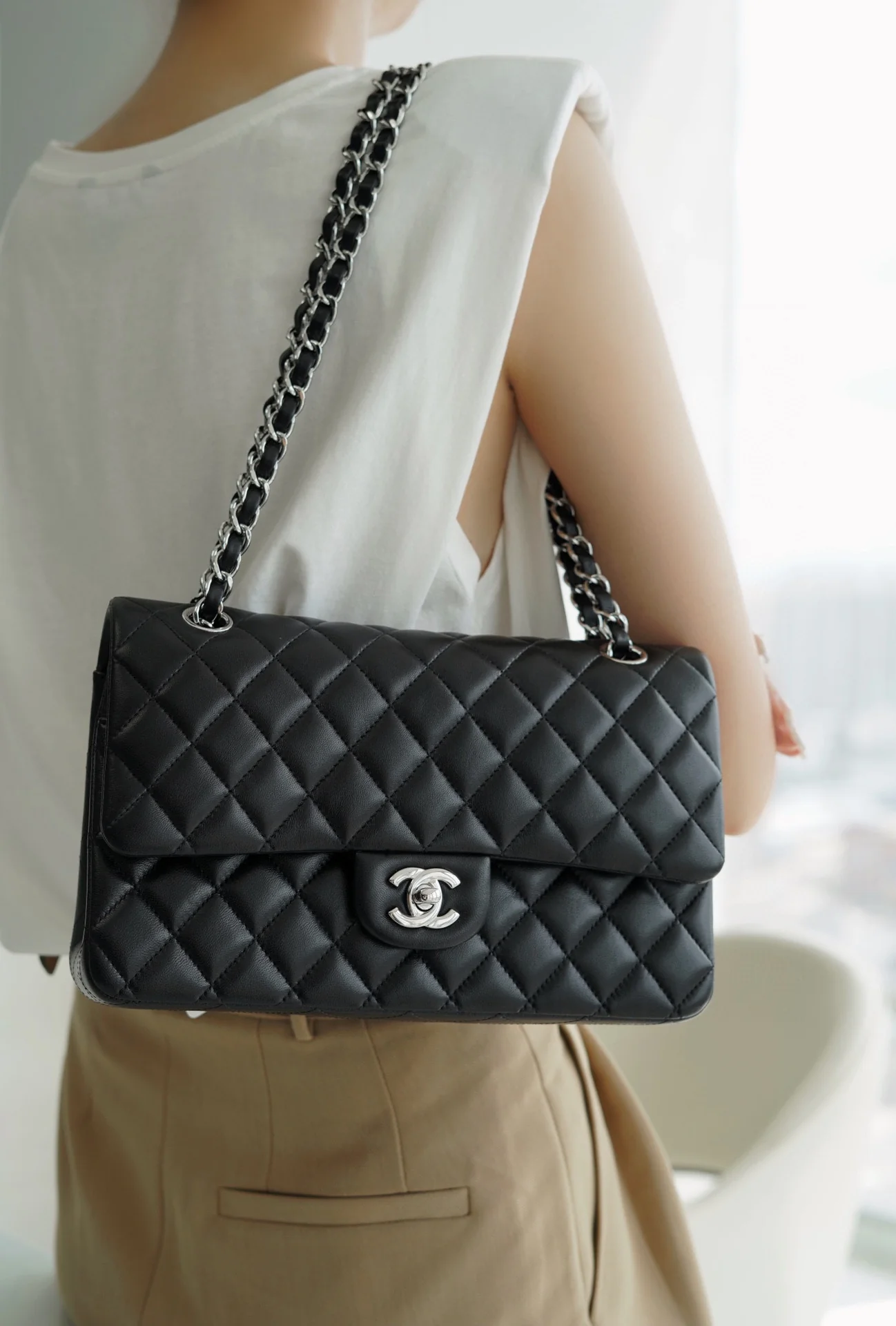 Сумка Chanel CF Medium - 25 см - из черной овечьей кожи с серебряной пряжкой - CF25