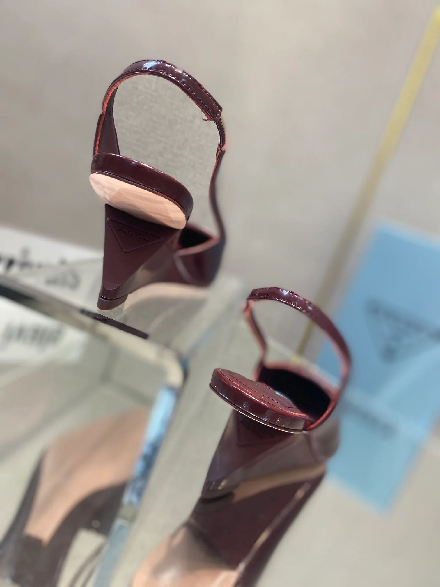 Туфли Prada - Prada - лакированные сандалии на низком каблуке - бордовые