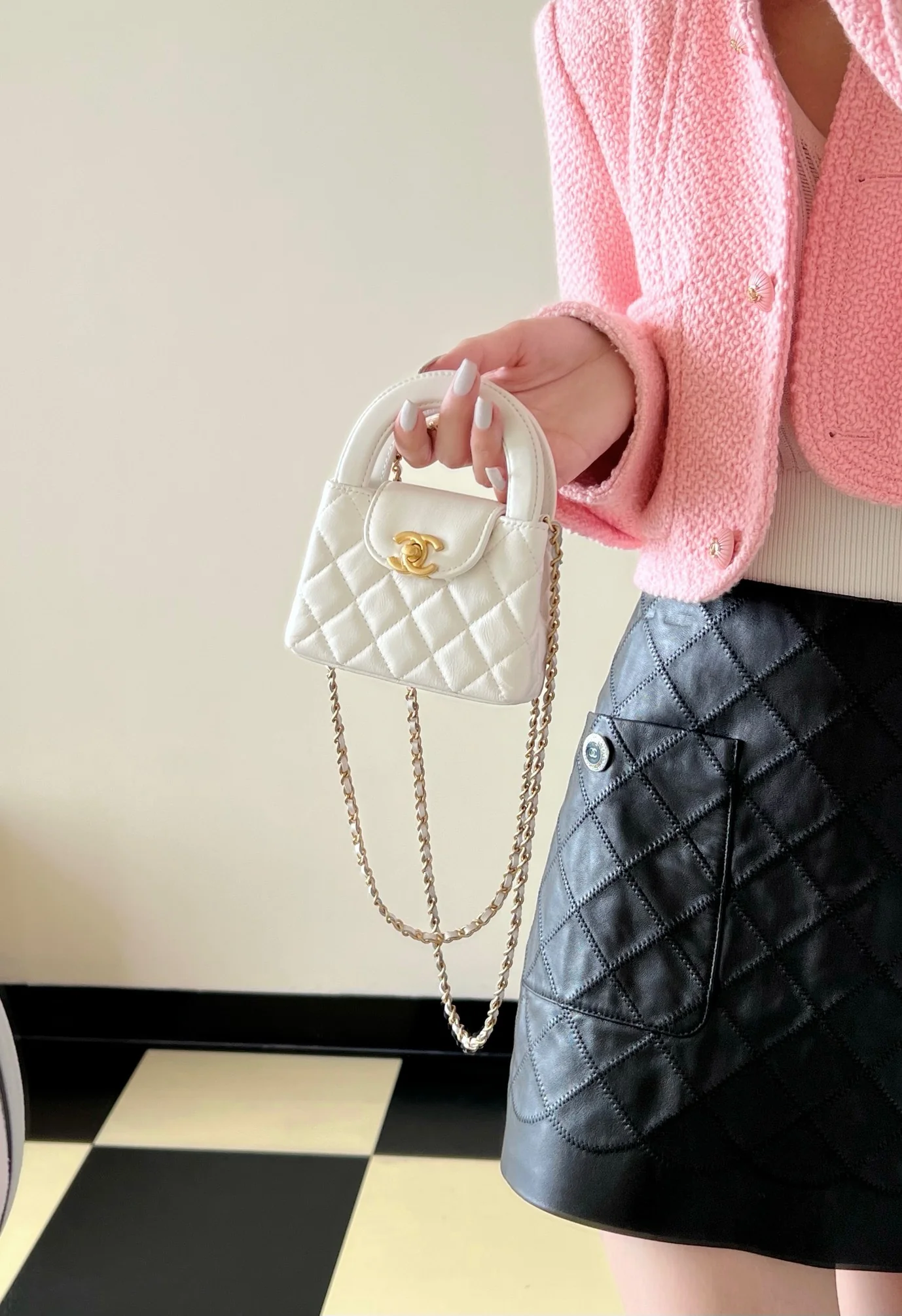 Миниатюрная сумочка Chanel Kelly на цепочке, белая.