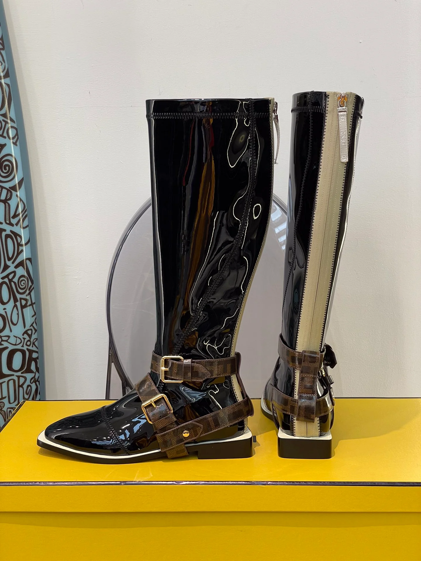 Fendi - Лакированные сапоги до колена в британском стиле с лоскутным дизайном - Черные