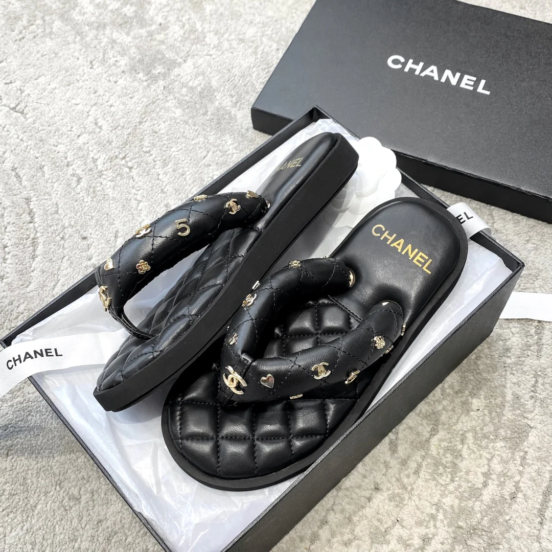 Новинка сезона весна/лето 2023 от Chanel — черные шлепанцы.