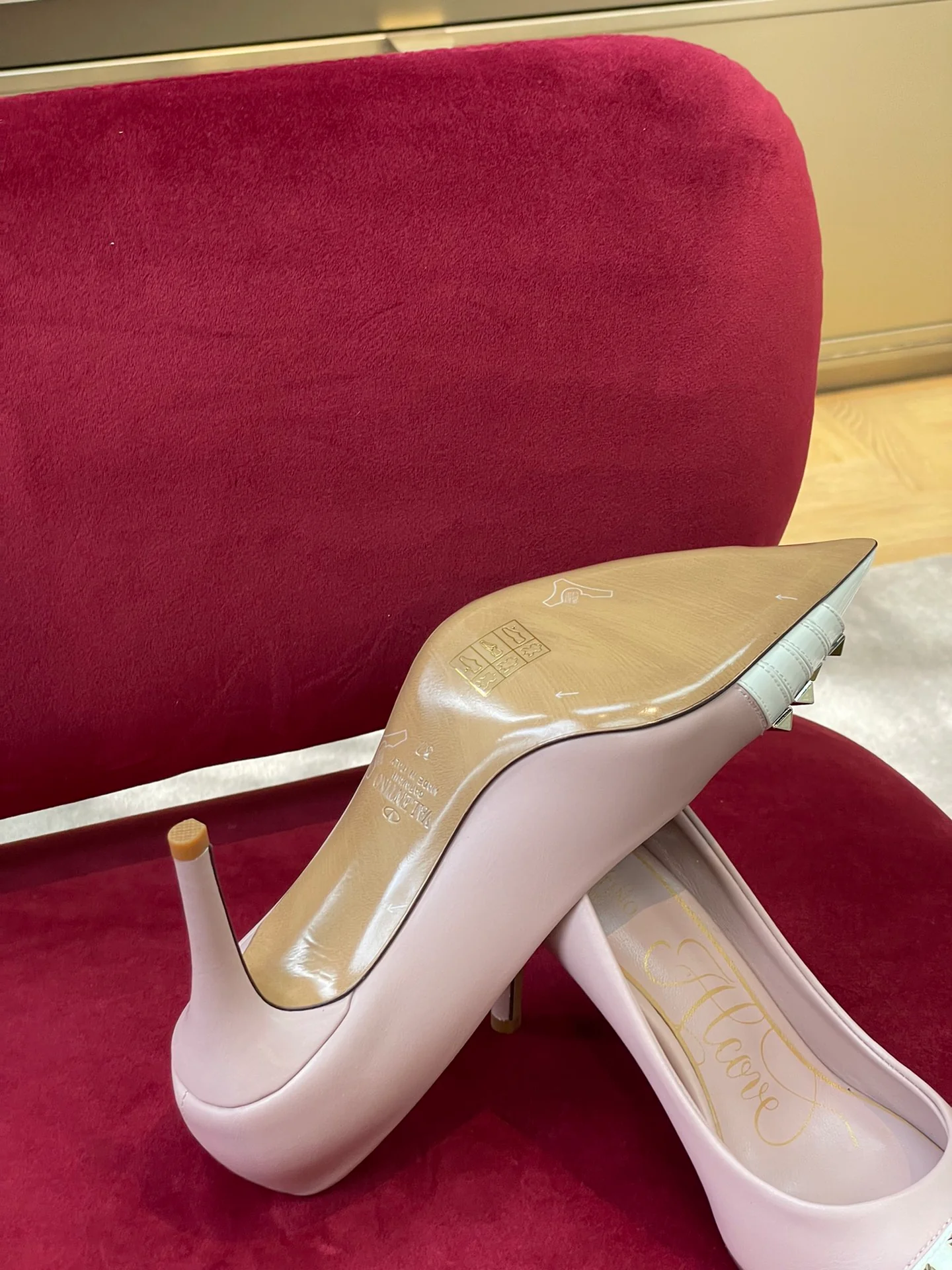 Valentino - Классические туфли на высоком каблуке с заклепками