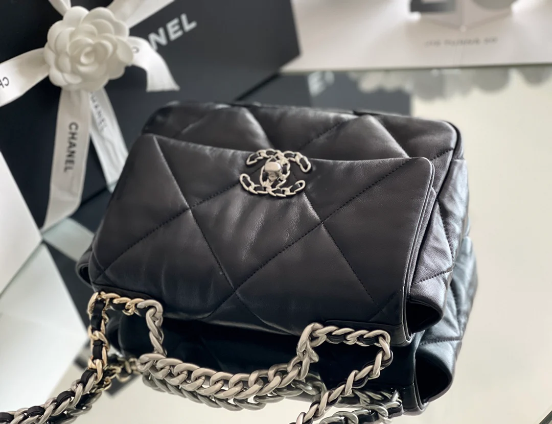 Коллекция Chanel ?Ранняя весна 2022? — сумка № 19 — черная с серебристой фурнитурой — маленькая.