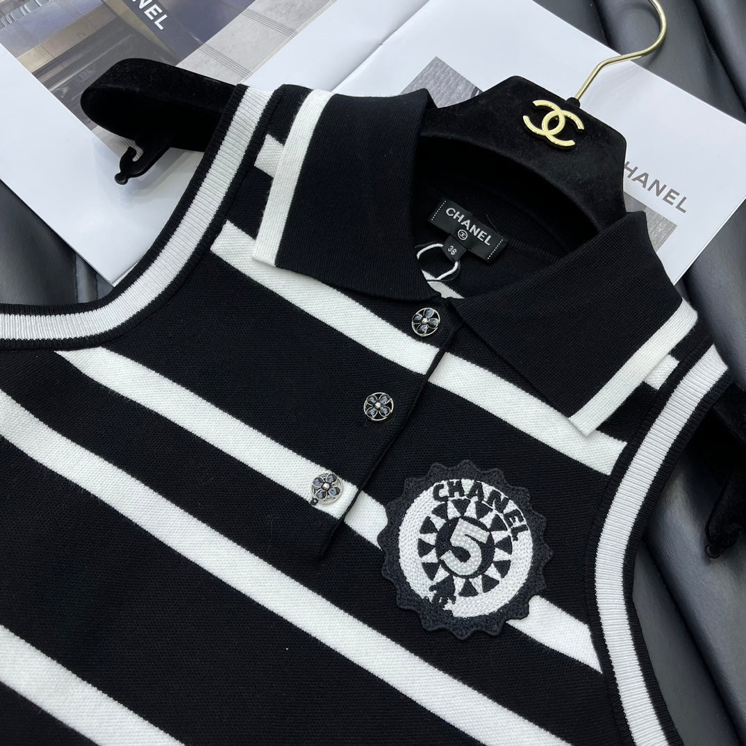 Chanel - 2404-24 Новинка: Вязаный жилет в полоску с воротником - Черный