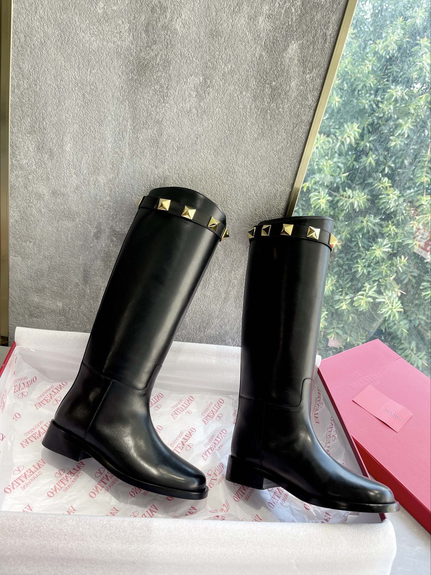 Новинка сезона осень/зима 2022 от Valentino - Уникальная фурнитура с заклепками - Высокие сапоги для верховой езды