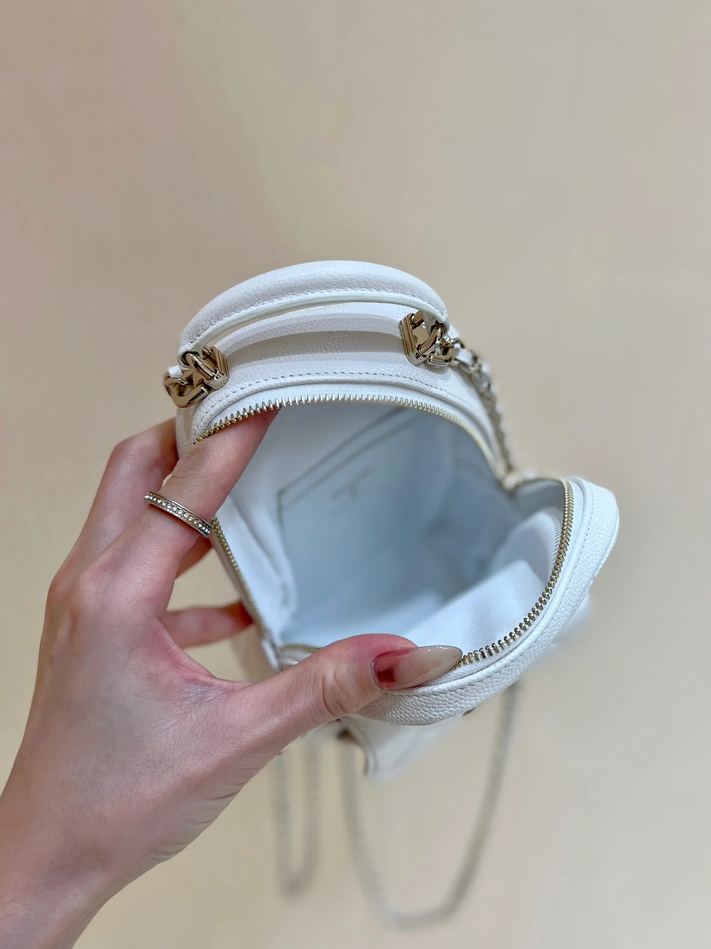 Новый оригинальный мини-рюкзак Chanel 24c - белый