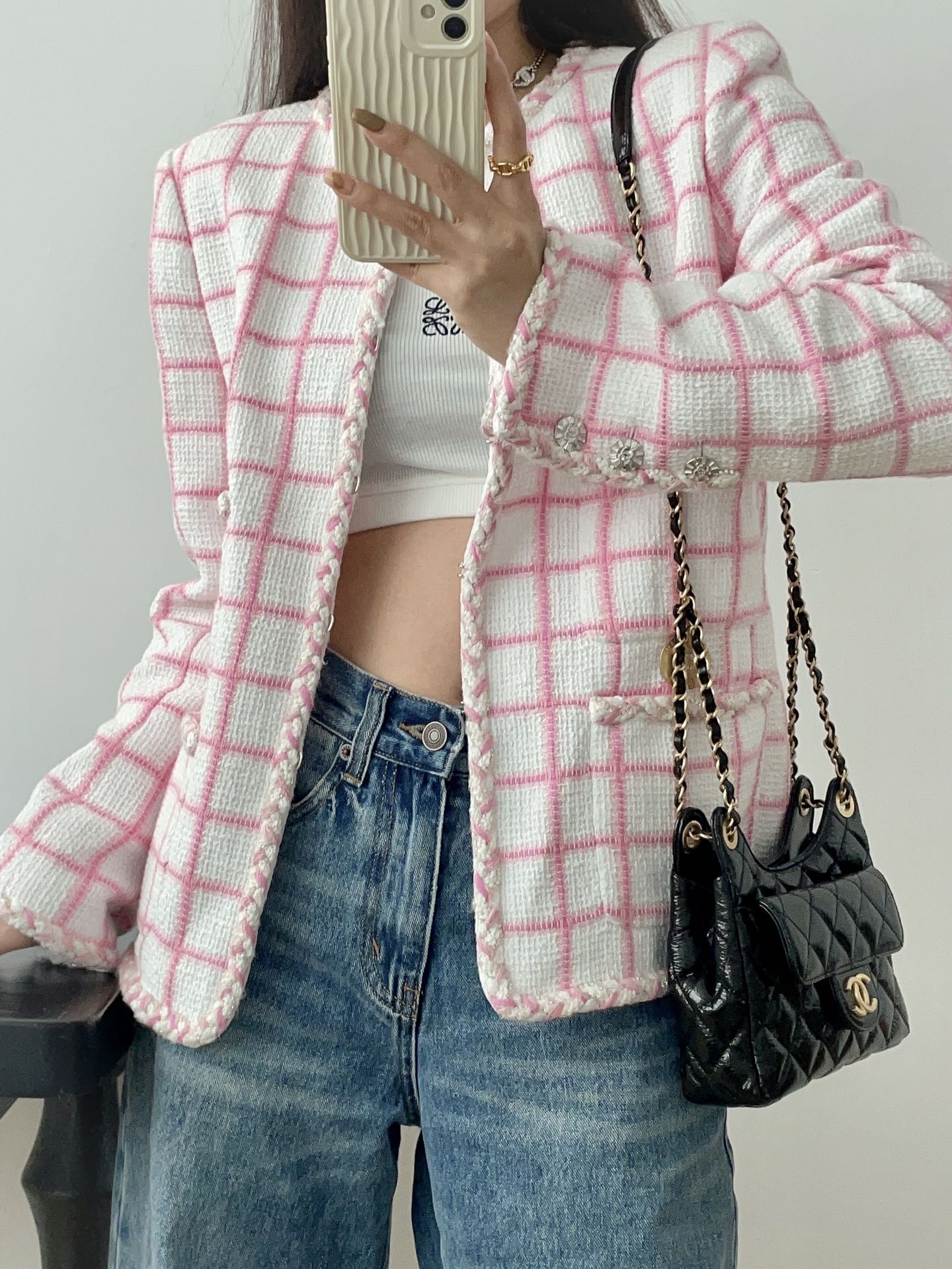 Коллекция Chanel ?Ранняя весна 2023? — сумка-хобо в стиле хиппи — маленькая — черная — фотографии в одежде.