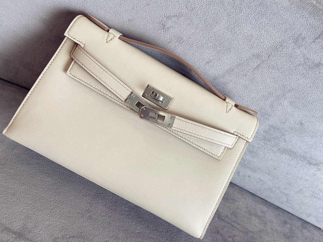 Мини-сумка Hermes Kelly 1-го поколения, 22 см, из кожи Swift, цвет Milkshake White, с серебряной пряжкой.