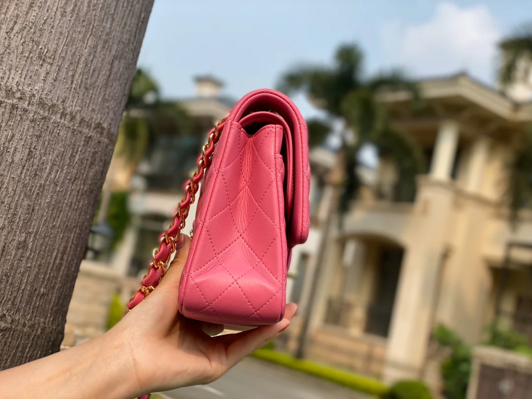 Классическая сумка Chanel из овечьей кожи CF — персиково-розовая с золотой фурнитурой — 25 см