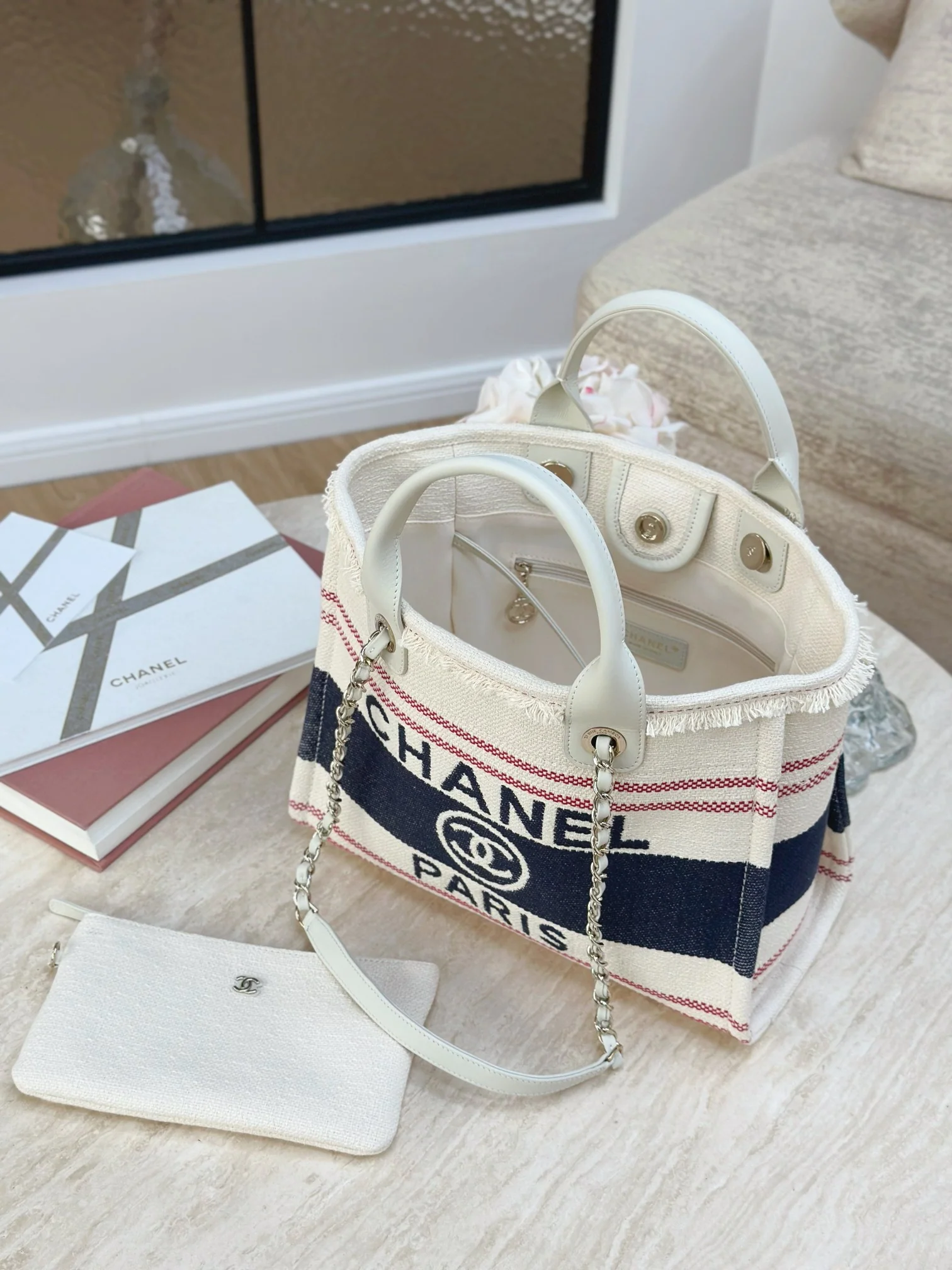 Пляжная сумка Chanel 25c, косметичка, красно-синяя.