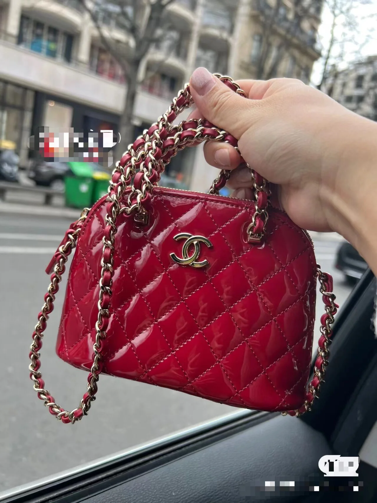 Новинка сезона весна/лето 2023 от Chanel - сумка Shell из лакированной кожи - красная.