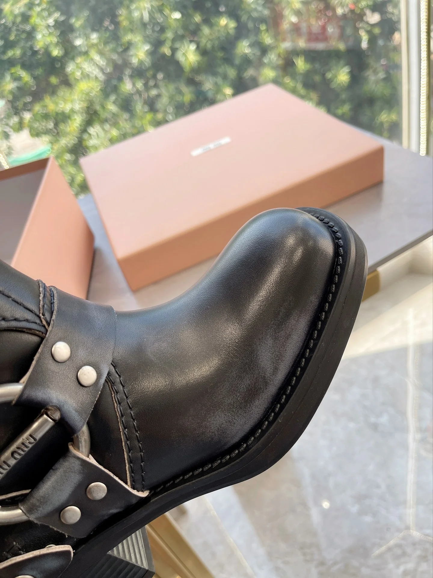 Новинка осенне-зимней коллекции Miu Miu 2022 — сапоги в стиле вестерн — черные.