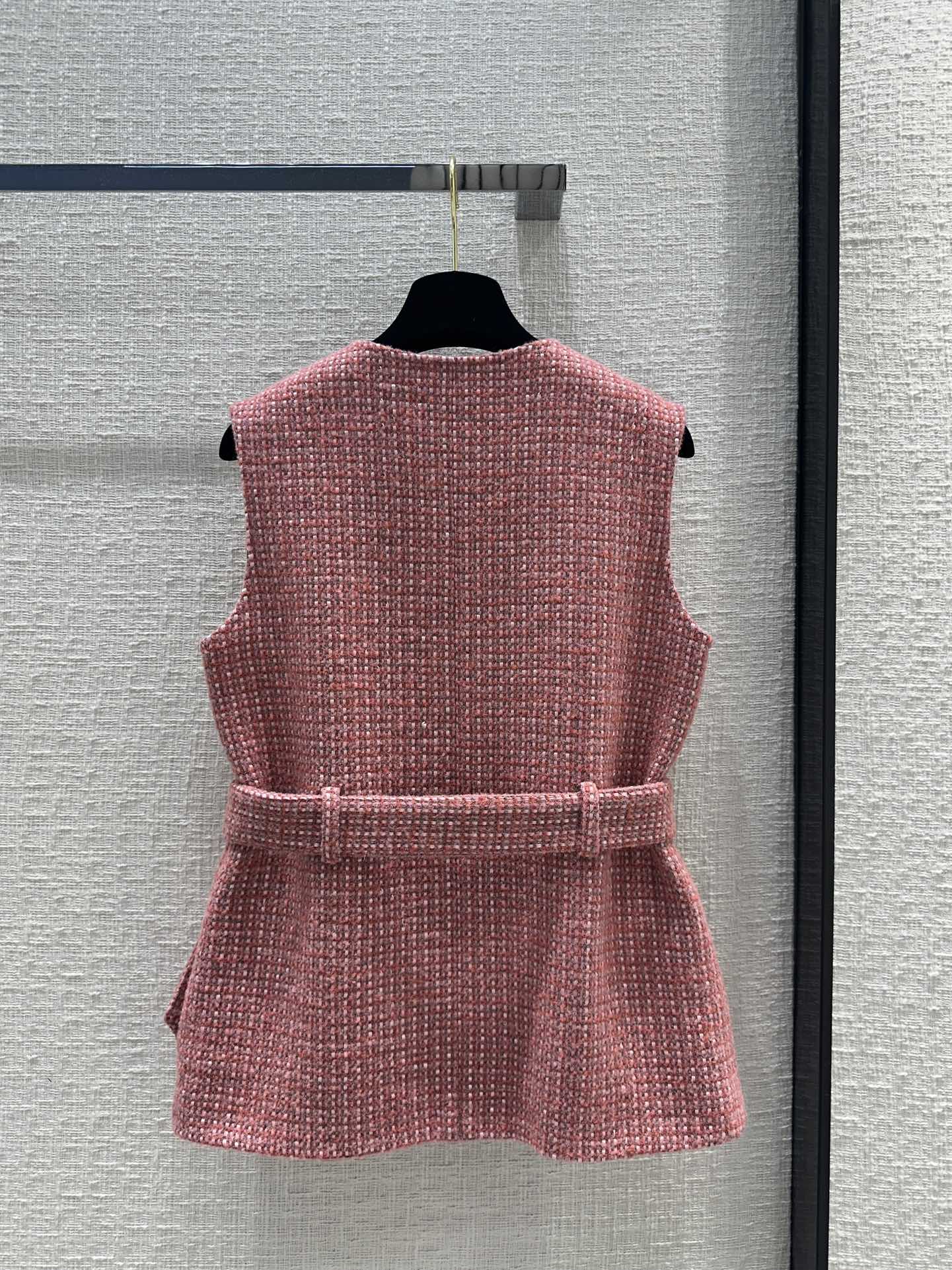 Chanel - 2403-24 Новинка ранней весны: Весенний розовый жилет с плетеными бретелями и металлическими цепочками