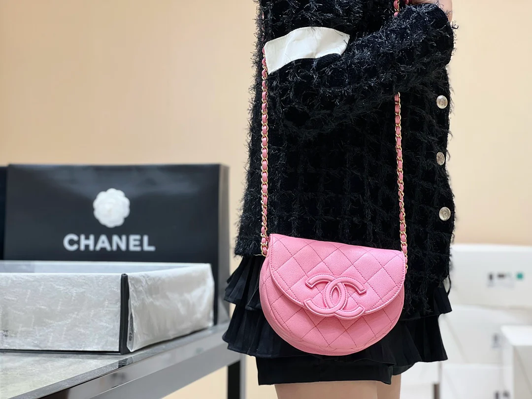 Новинка сезона весна/лето 2023 от Chanel - сумка Lychee Bull Saddle Bag - розовая - на фото.