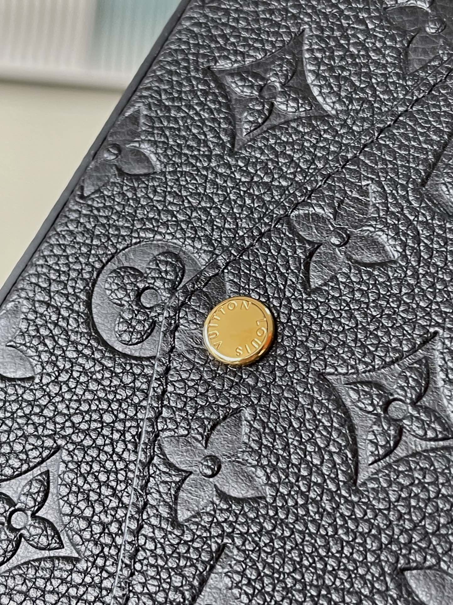 m64064-LV-pochette-felicie-empreinte сумка через плечо с тиснением-черный