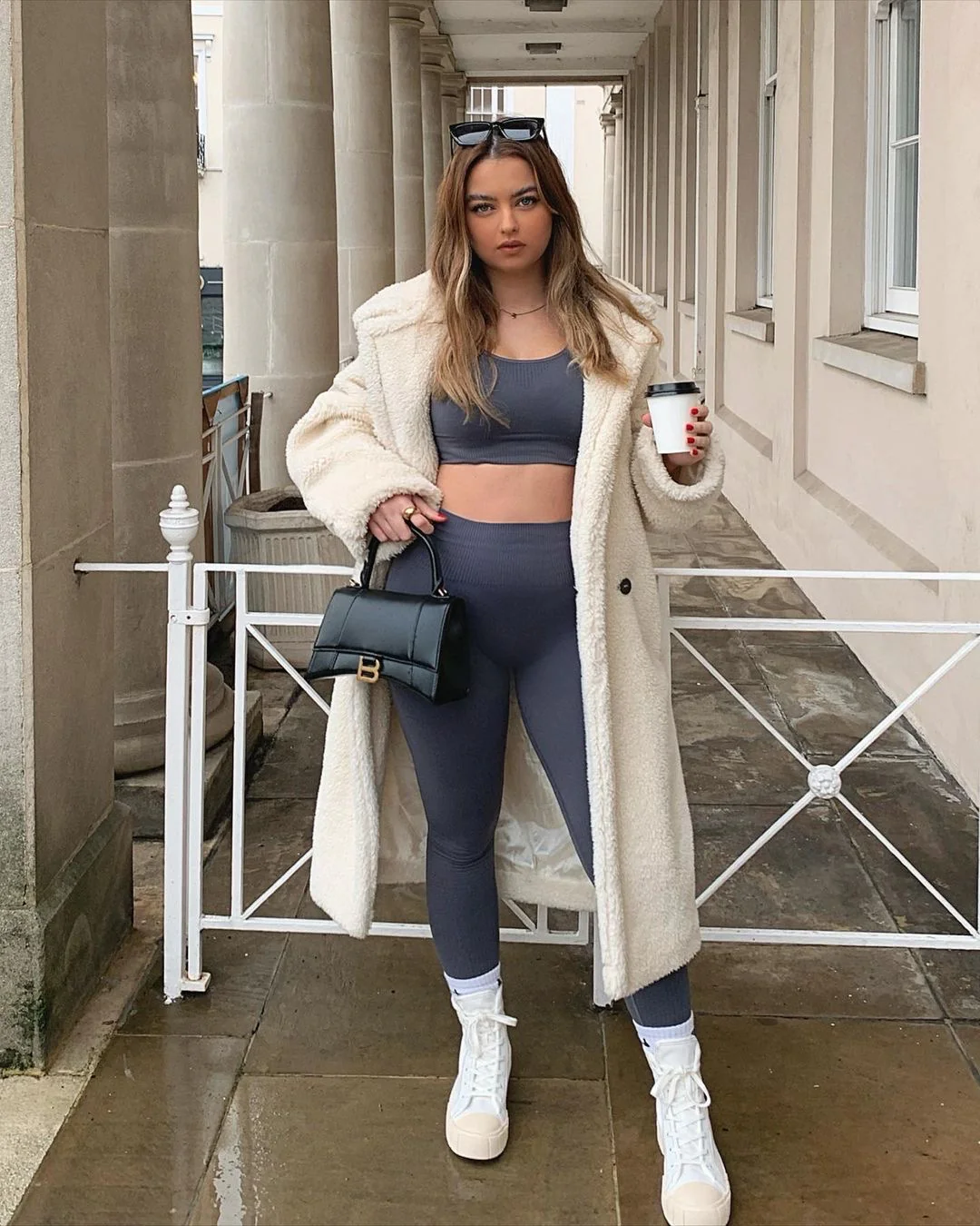 Сумка Balenciaga Hourglass — черная, из гладкой кожи, с золотой пряжкой — изображение опубликовано в сети.