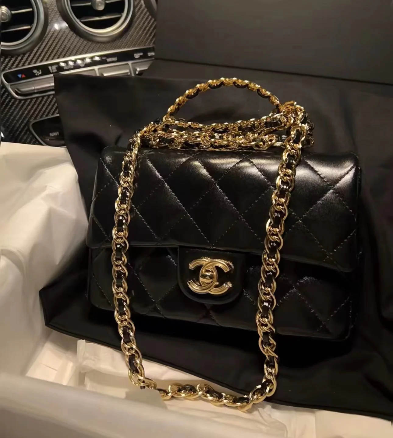 Ручка сумки Chanel 23a CF со стразами - черная