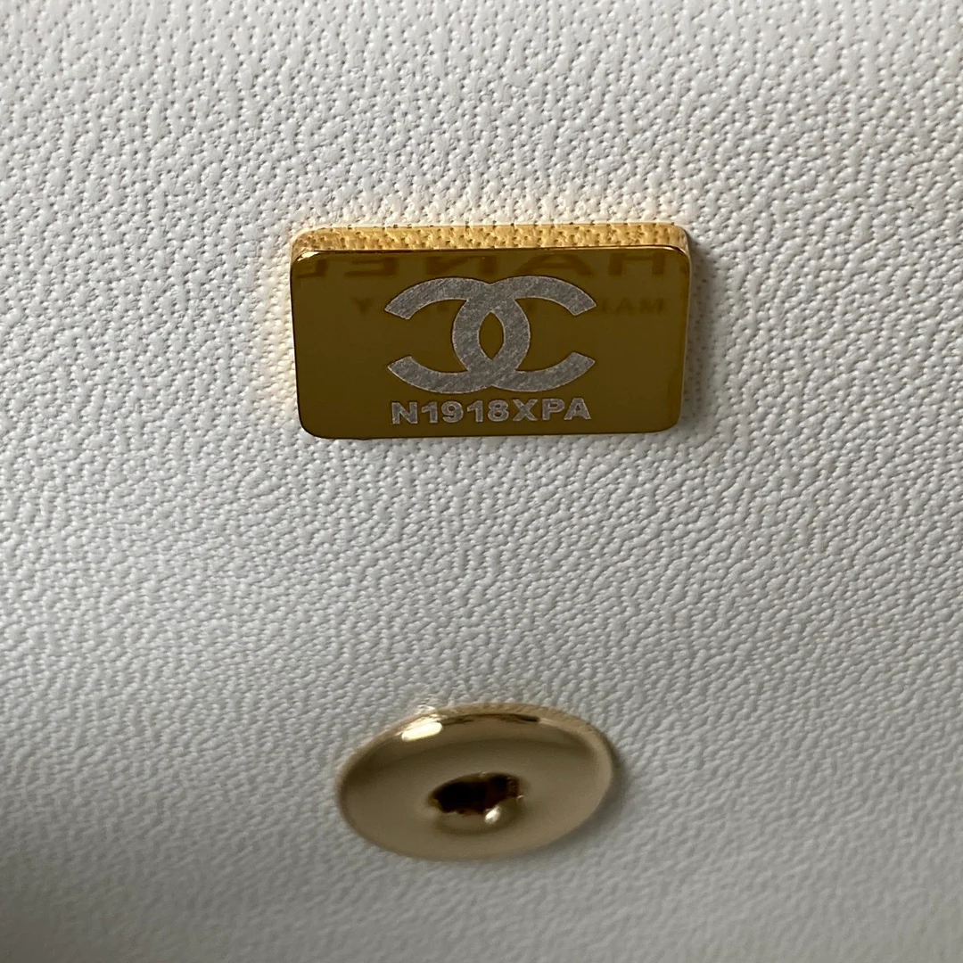 Коллекция Chanel Pre-Fall 2023 - Сумка CF с ручкой, украшенной стразами - Белая - 18 см