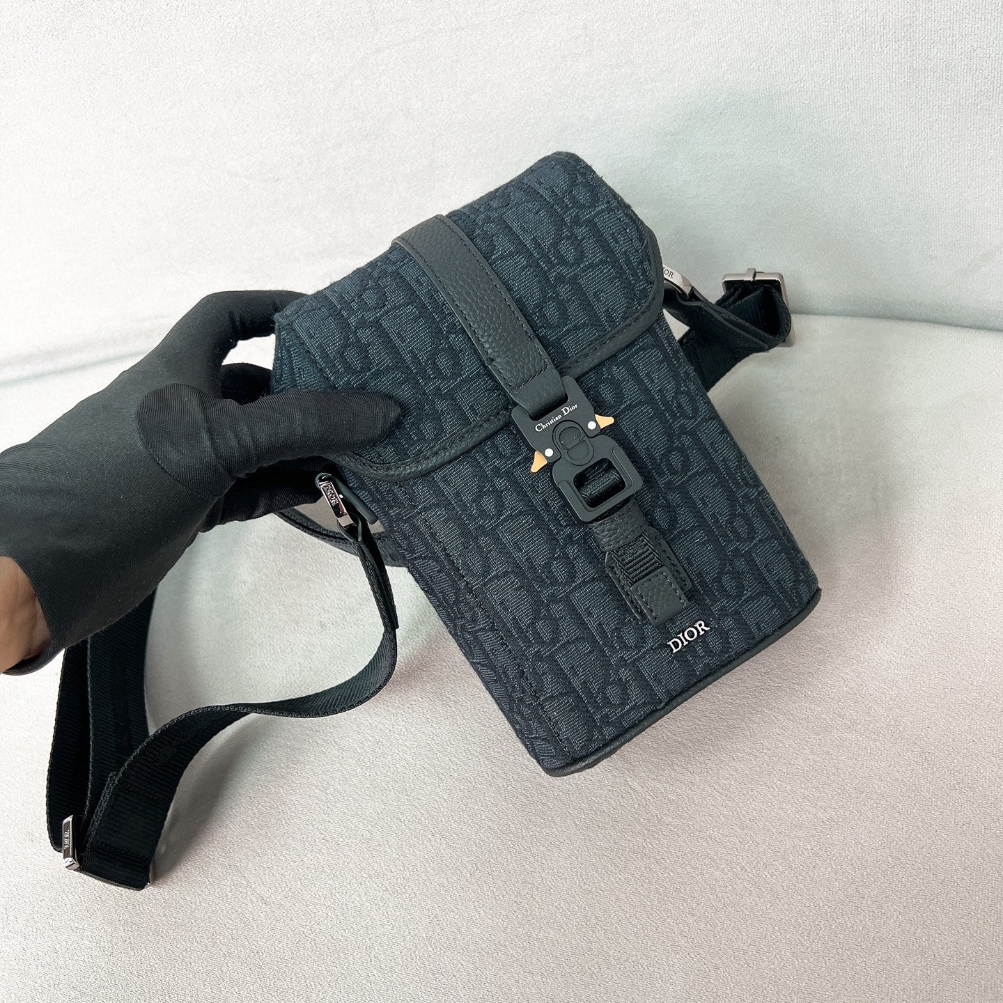 hittheroad - Вертикальная сумка-мессенджер с откидной крышкой - Монограмма 