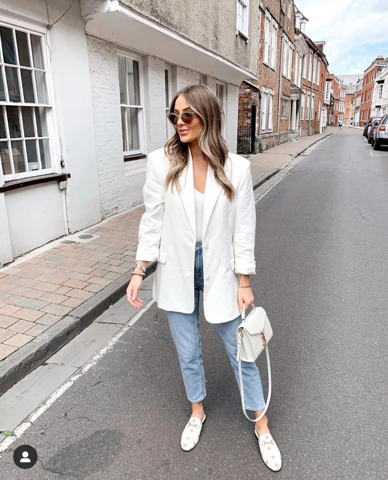 Сумка-конверт YSL Cassandra из плетеной ткани — на фото.