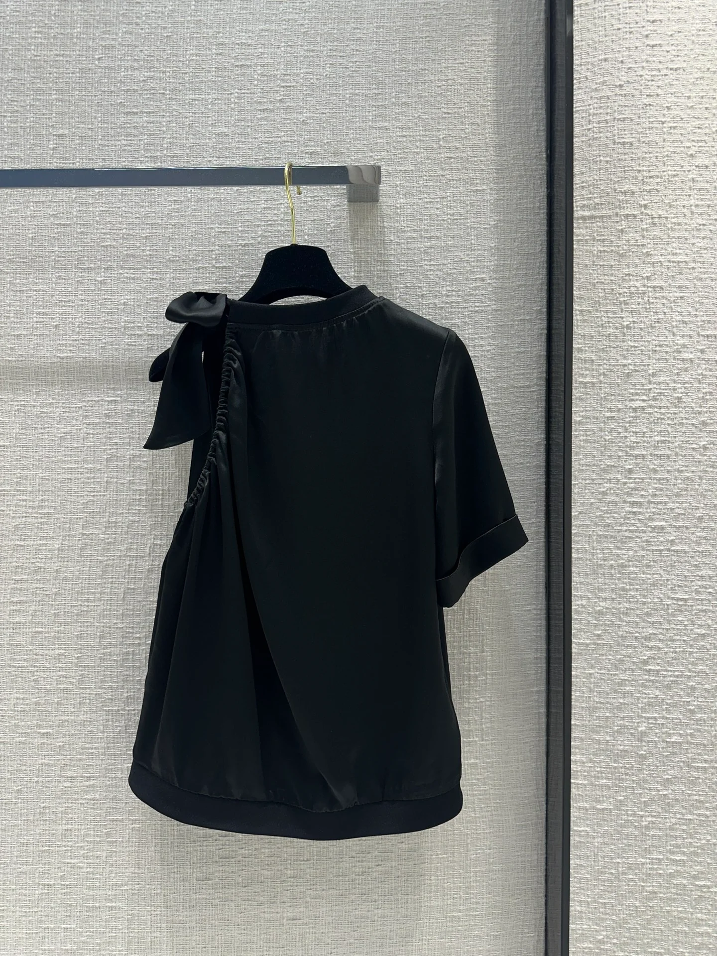 Новая коллекция Chanel Весна/Лето 2024: Топ с бантом, круглым вырезом и одним рукавом - Черный