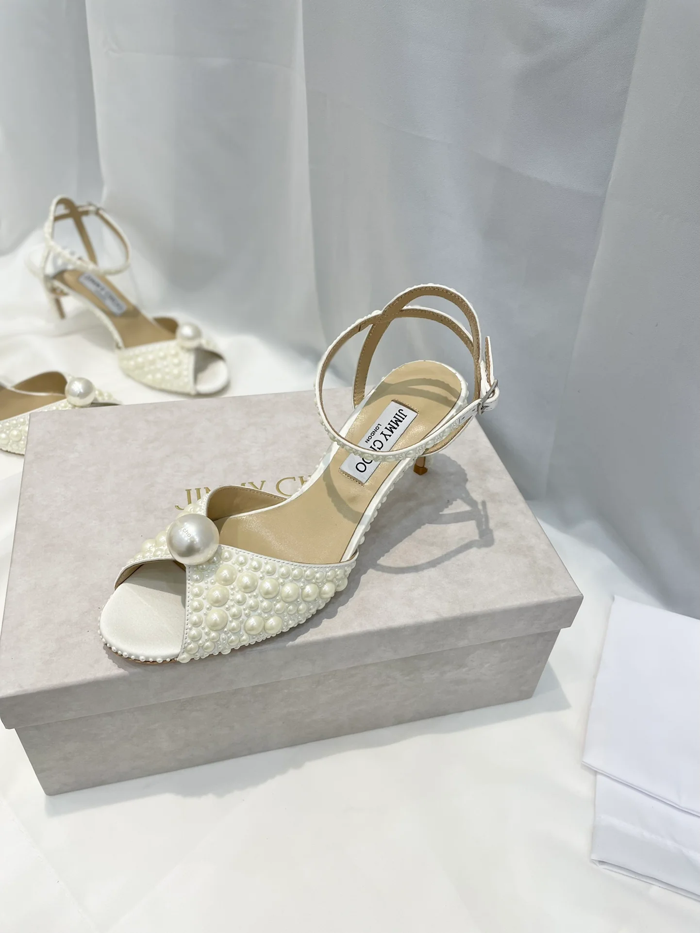 Сандалии на низком каблуке Jimmy Retro Pearl Series - белые.