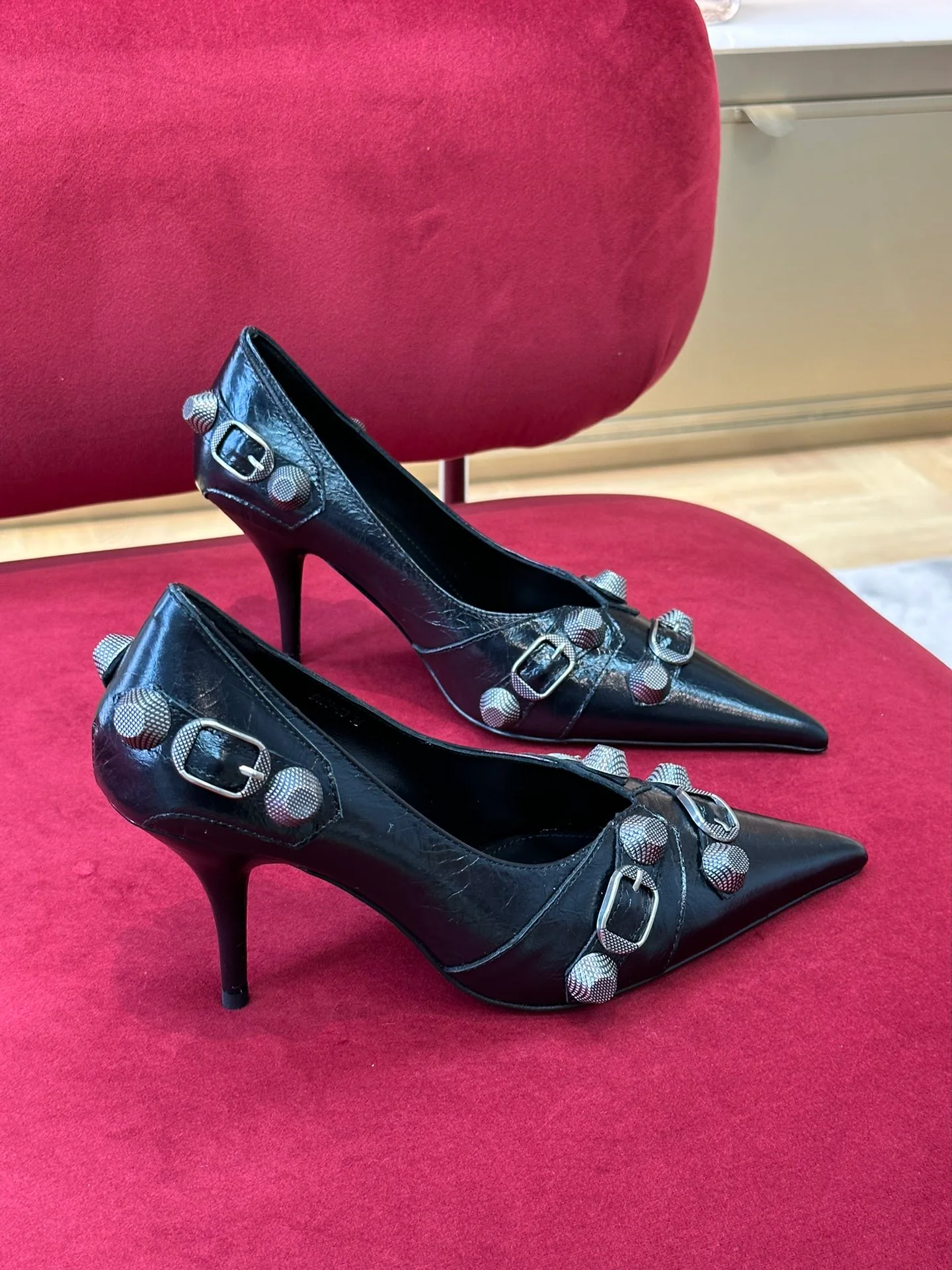 Balenciaga Весна/Лето 2023 - Туфли на высоком каблуке с заклепками